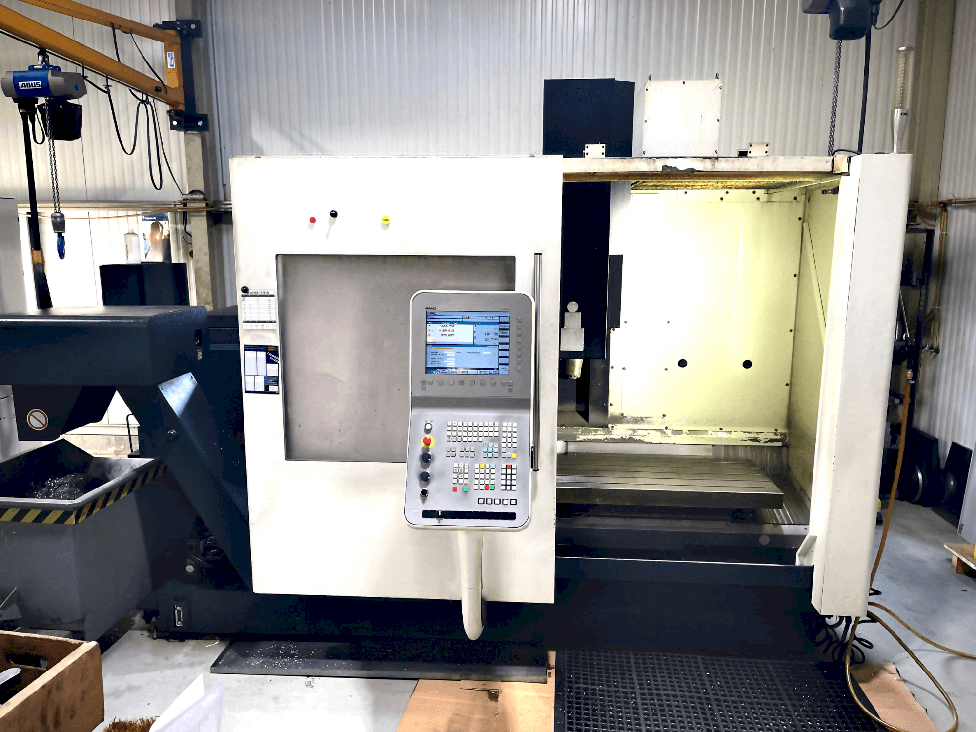 Vooraanzicht  van DMG MORI DMC 1035 v eco  machine