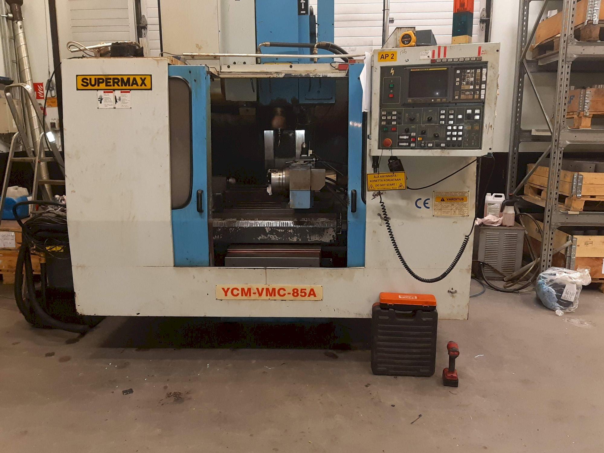 Vooraanzicht  van YCM 85A  machine