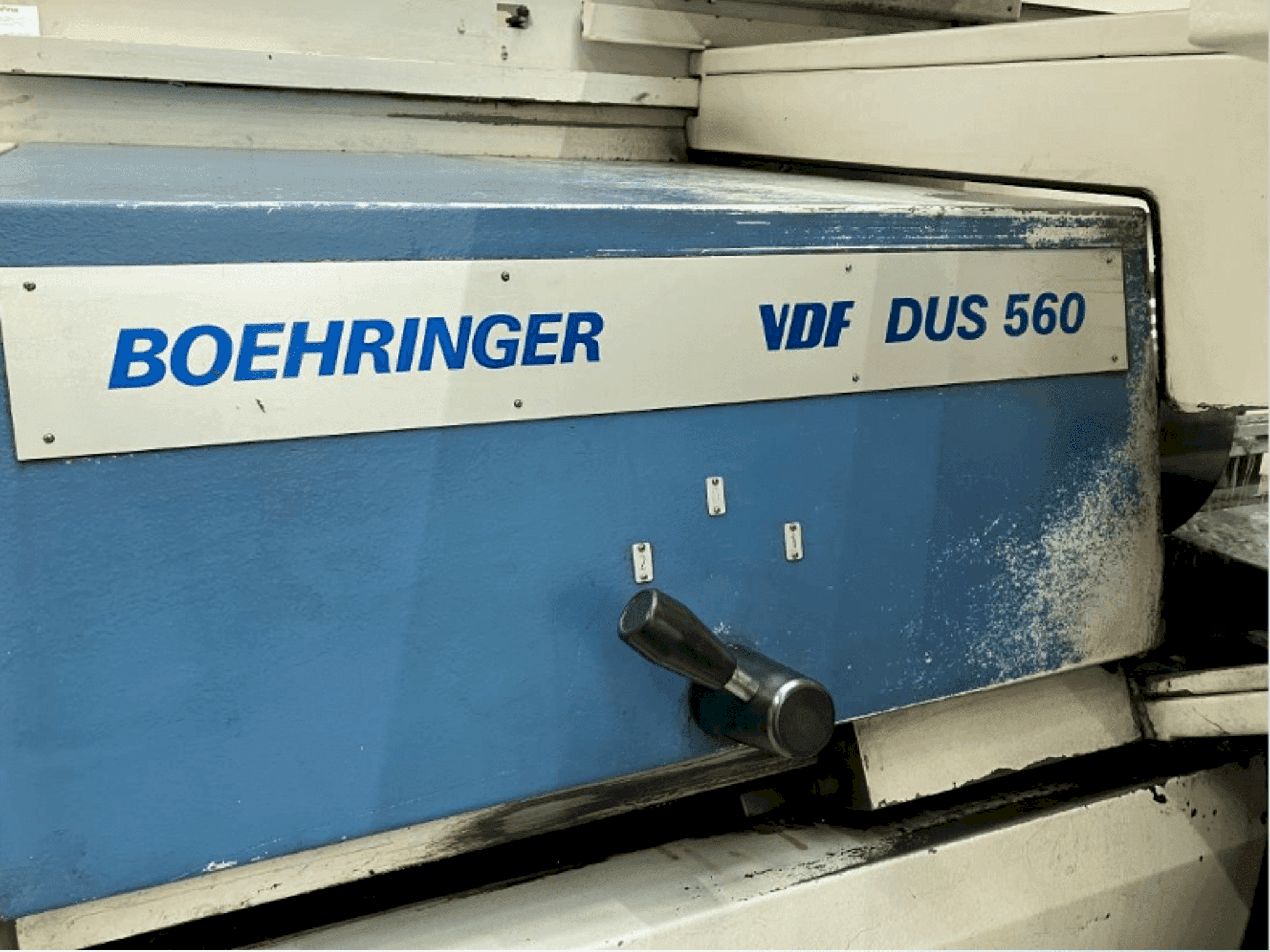 Vooraanzicht  van BOEHRINGER VDF DUS 560  machine