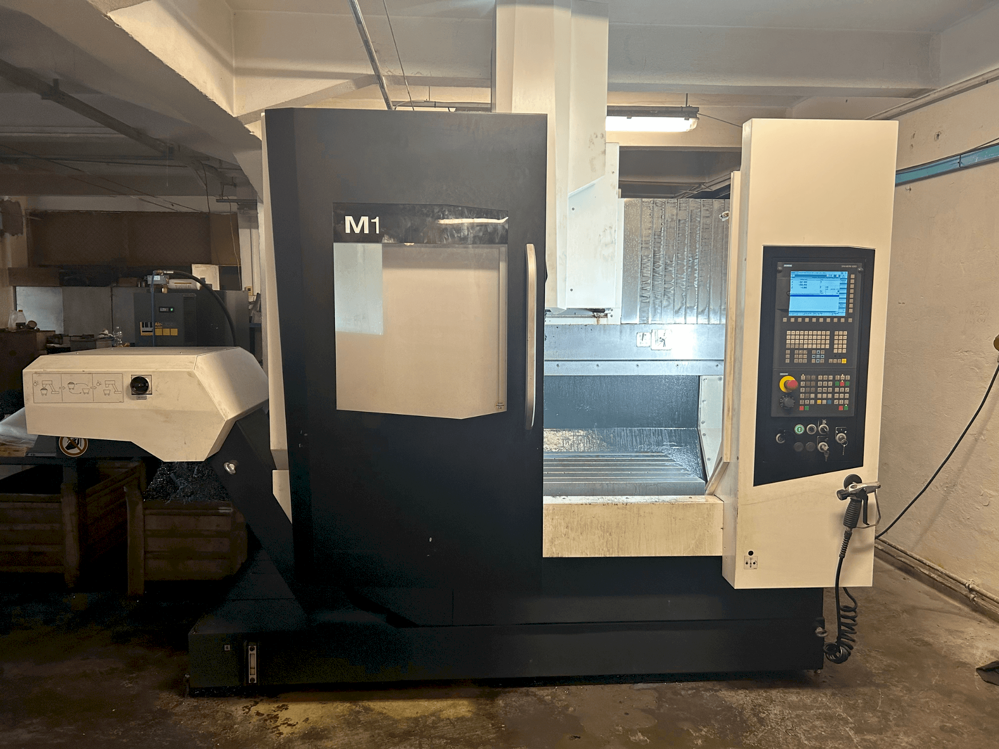 Vooraanzicht  van DMG MORI M1  machine