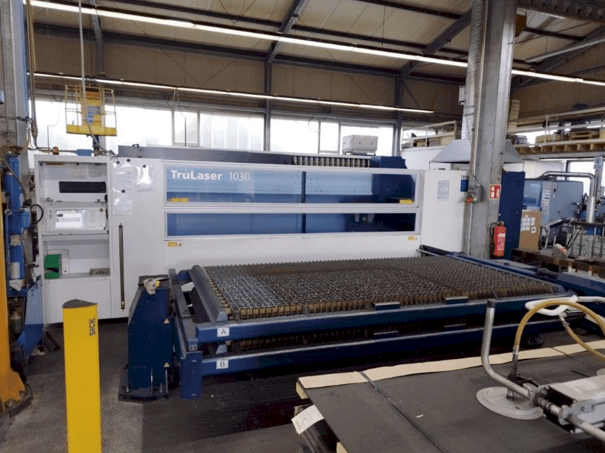 Vooraanzicht  van TRUMPF TruLaser 1030  machine