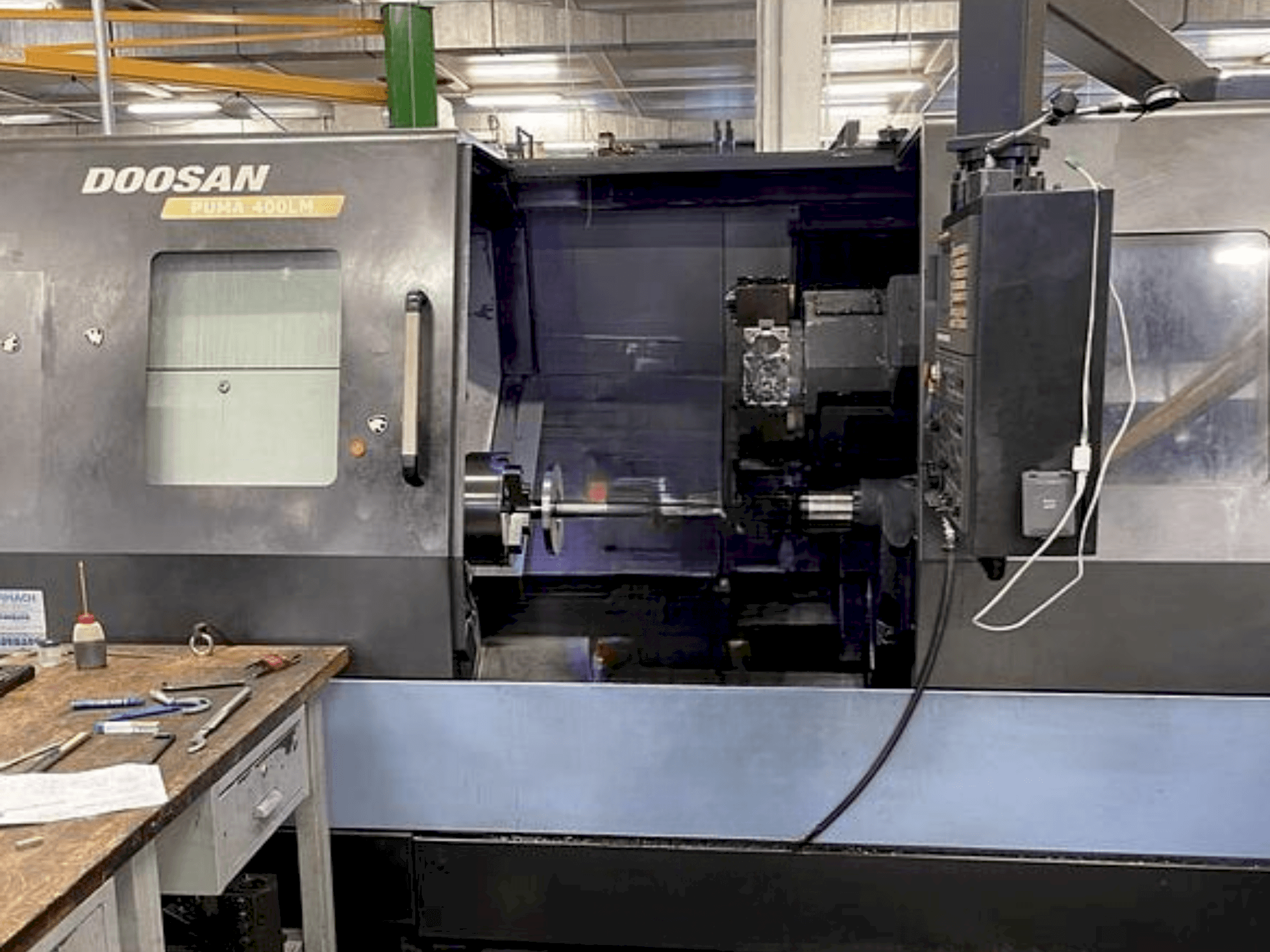 Vooraanzicht  van DOOSAN Puma 400 LMA  machine