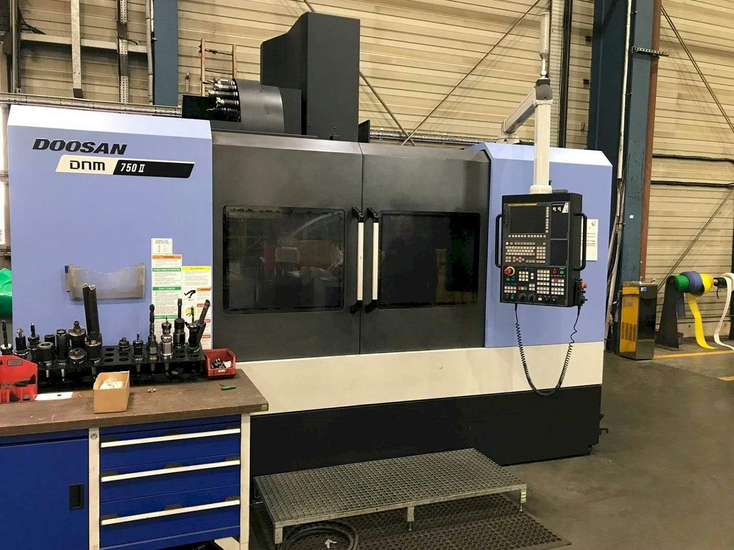 Vooraanzicht  van Doosan DNM 750 II  machine