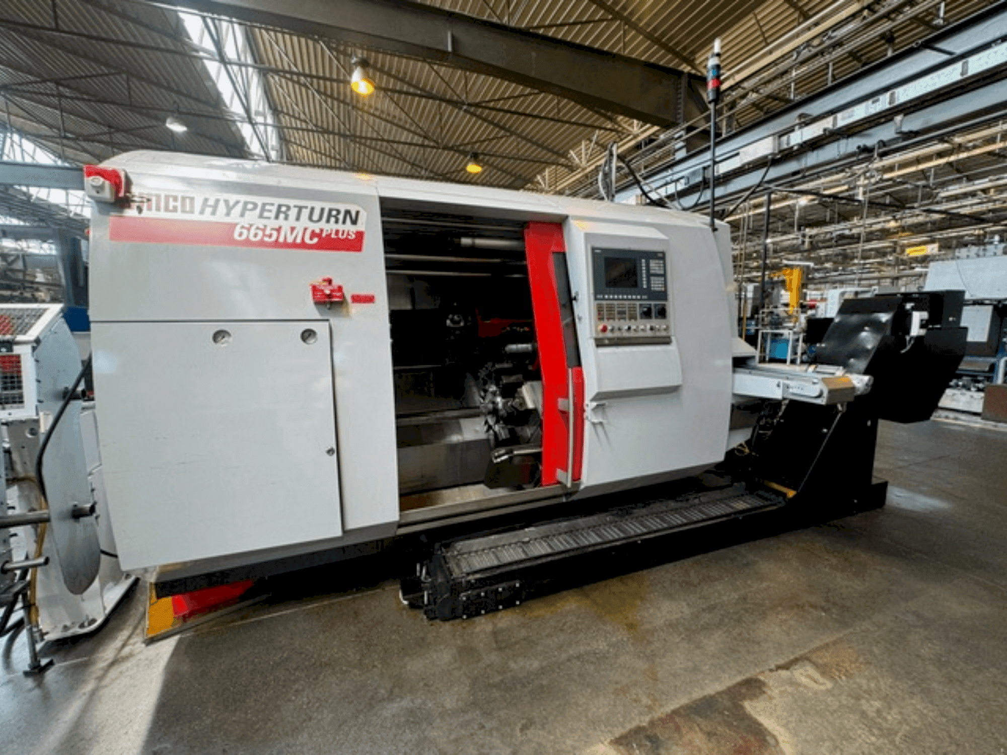 Vooraanzicht  van EMCO HYPERTURN 665 MC PLUS  machine