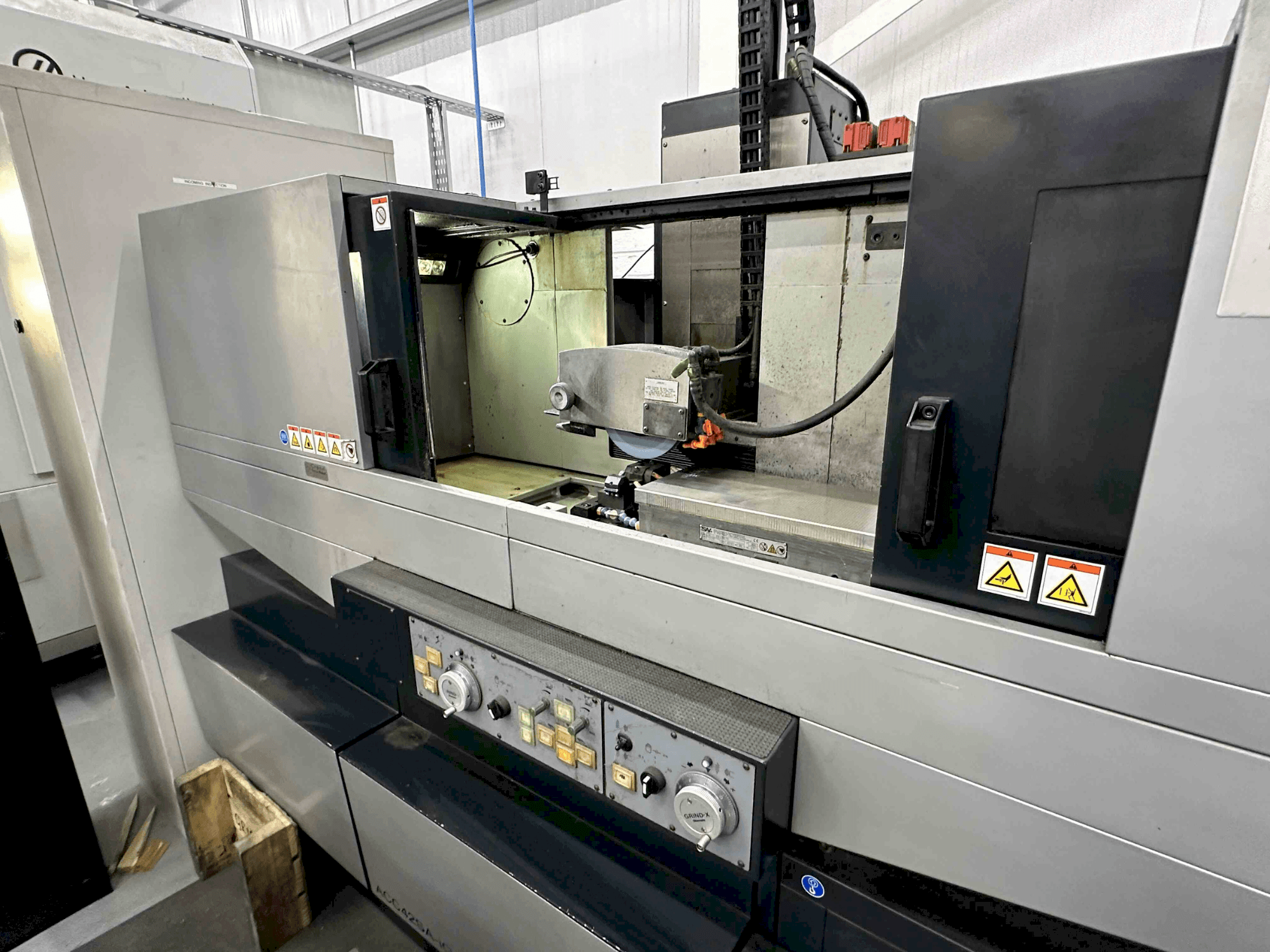 Vooraanzicht  van OKAMOTO Grind-X ACC 42SAiQ  machine