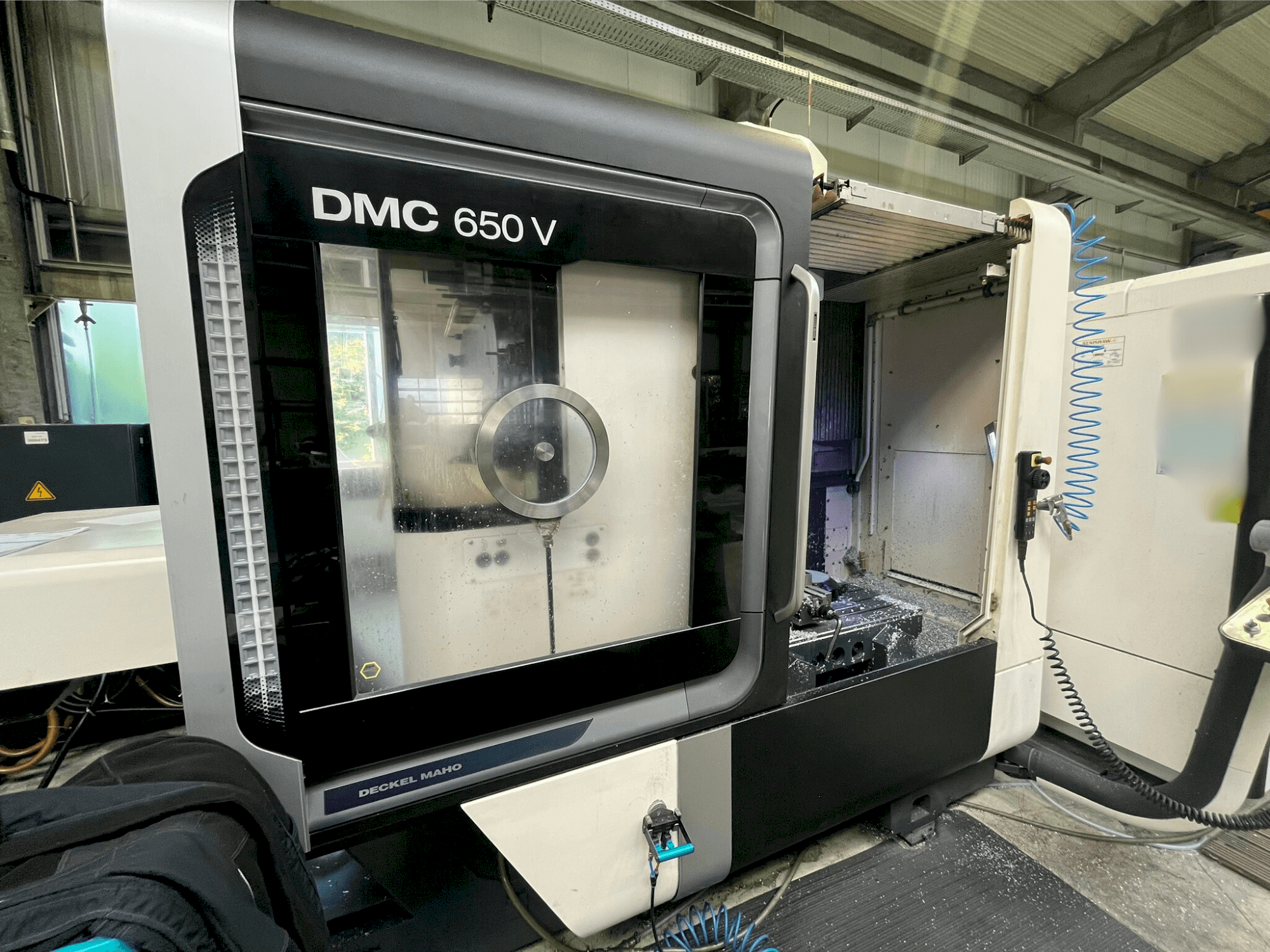 Vooraanzicht  van DMG MORI DMC 650 V  machine