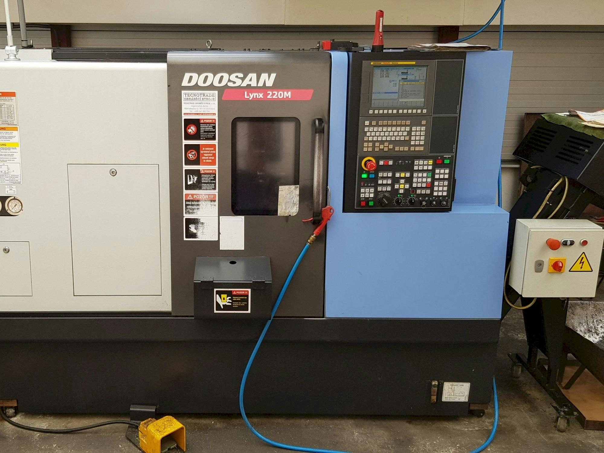 Vooraanzicht  van Doosan Lynx 220 MA  machine