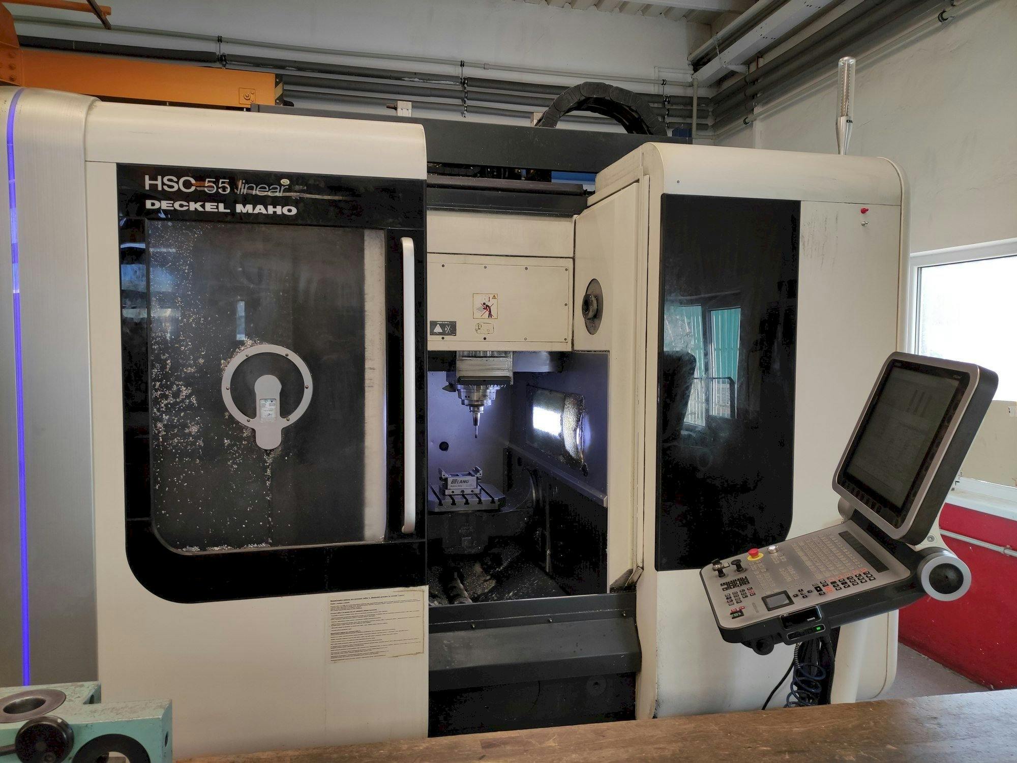 Vooraanzicht  van DMG Deckel Maho HSC 55 linear  machine