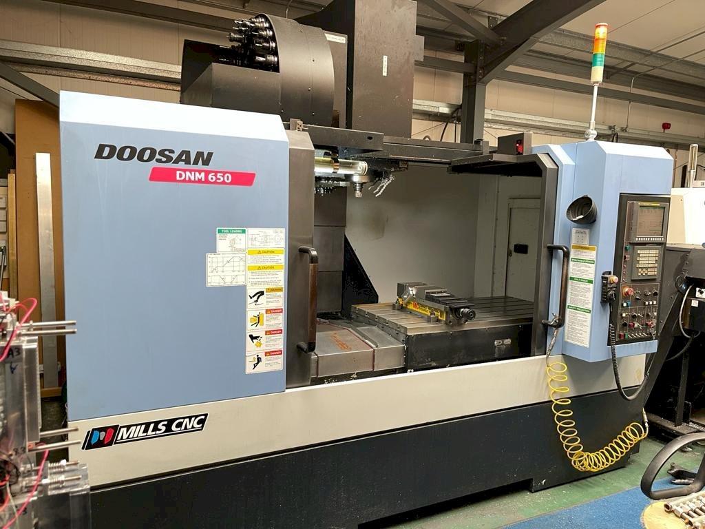 Vooraanzicht  van Doosan DNM 650  machine