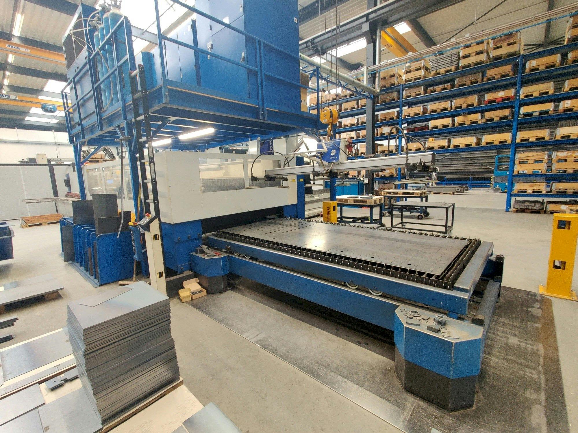 Linkerzijdeaanzicht  van Trumpf Trumatic L 3030  machine