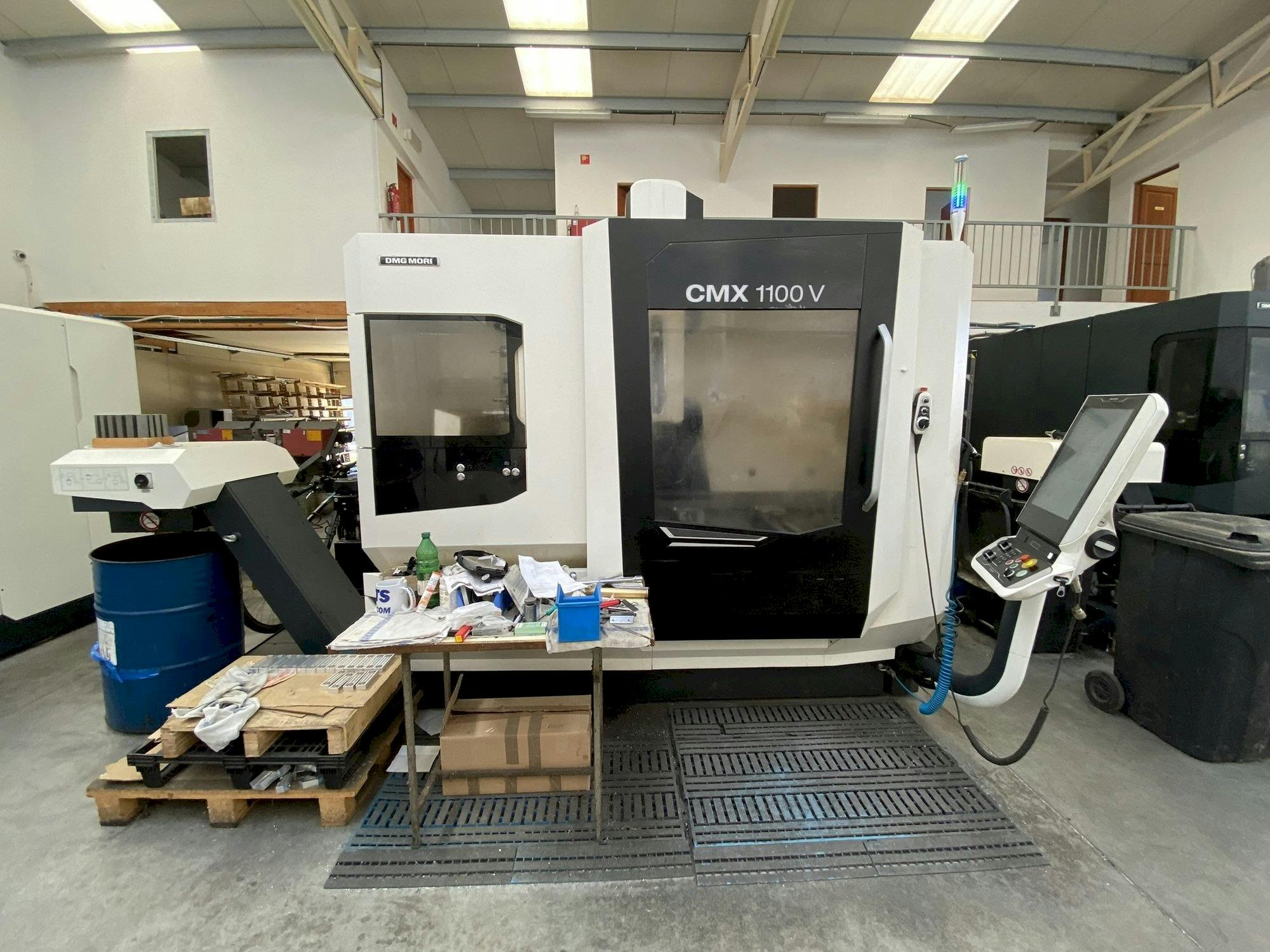 Vooraanzicht  van DMG MORI CMX 1100  machine