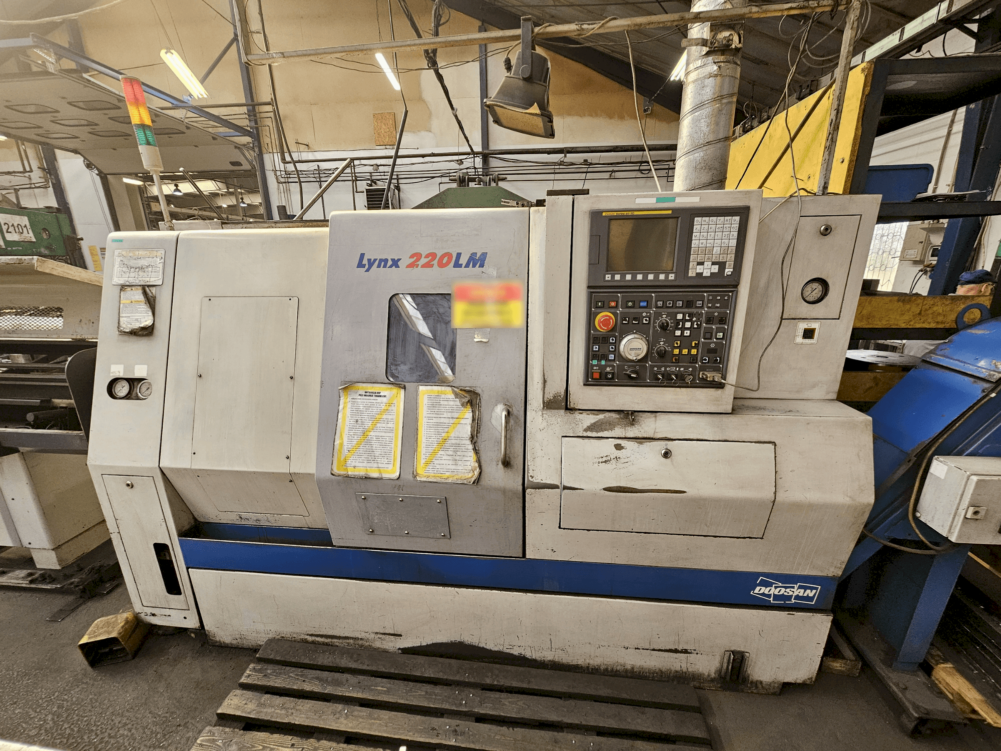 Vooraanzicht  van DOOSAN LYNX 220LMA  machine