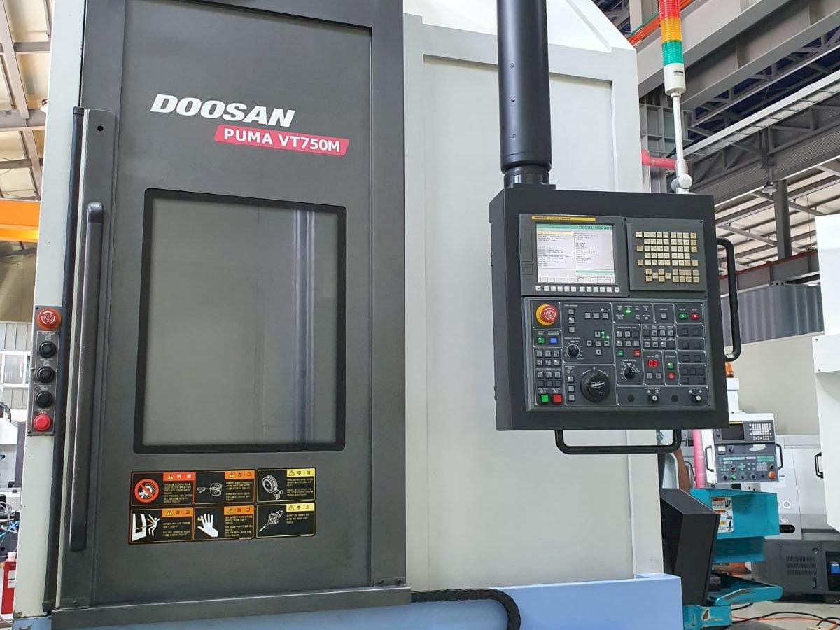 Vooraanzicht  van Doosan Puma VT750M  machine