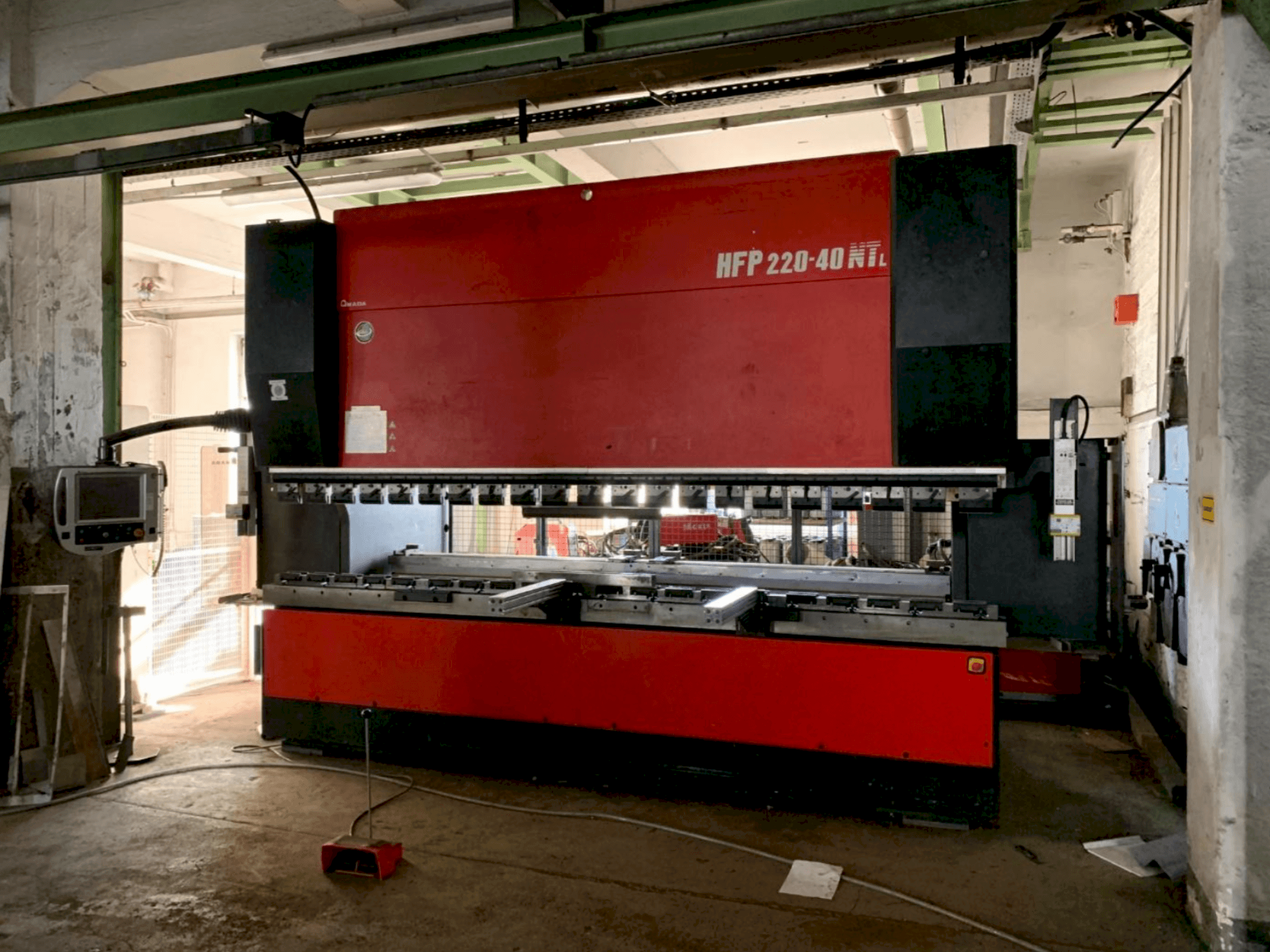 Vooraanzicht  van AMADA HFP NT 220-4L  machine