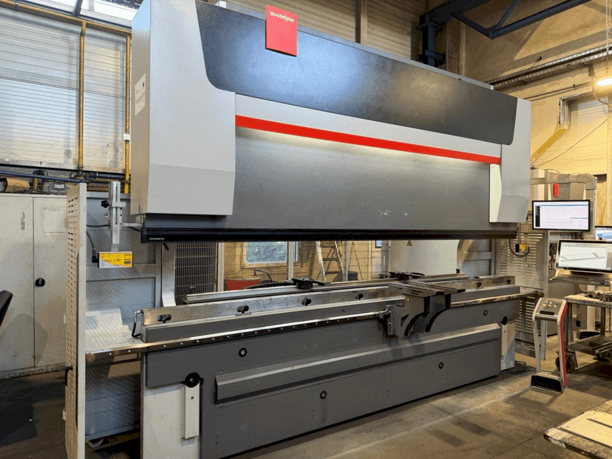 Vooraanzicht  van Bystronic ByBend Smart 300/4100  machine