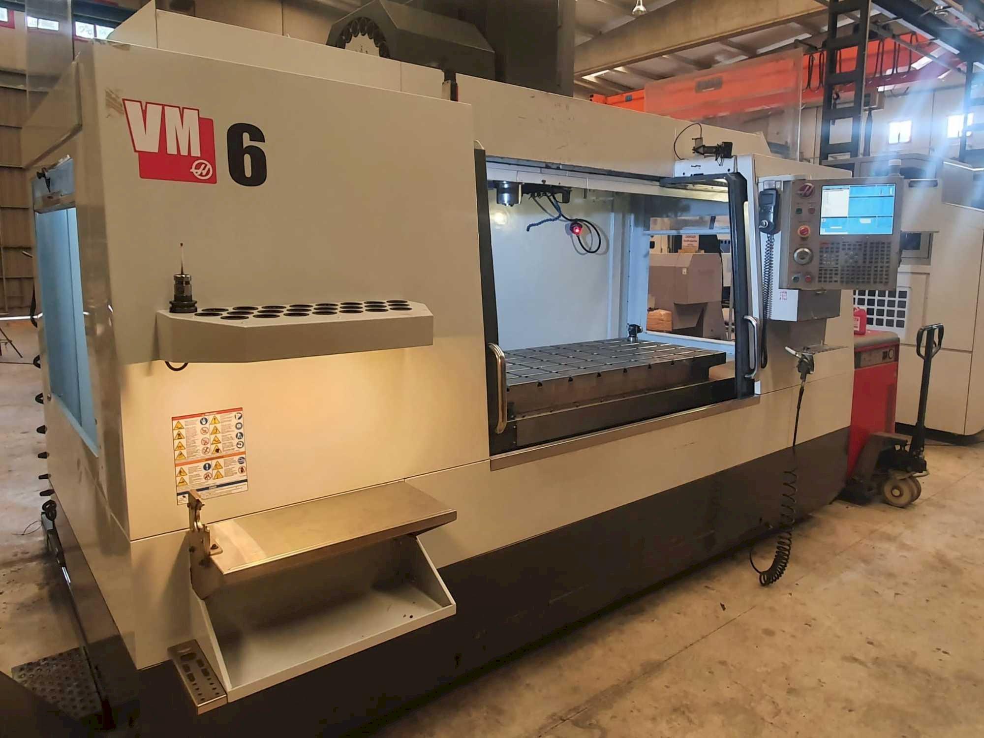 Vooraanzicht  van HAAS VM6  machine