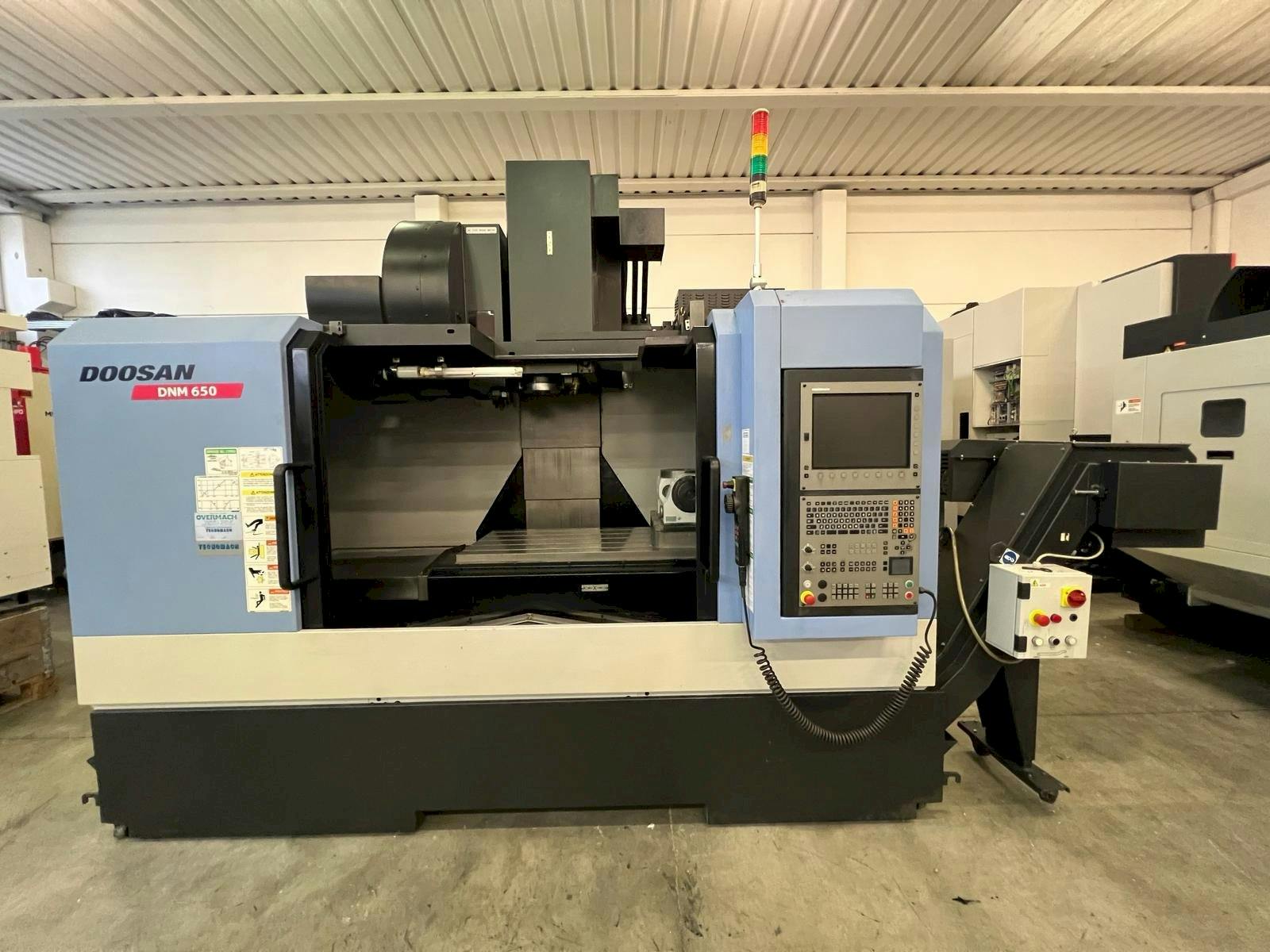 Vooraanzicht  van DOOSAN DNM 650  machine