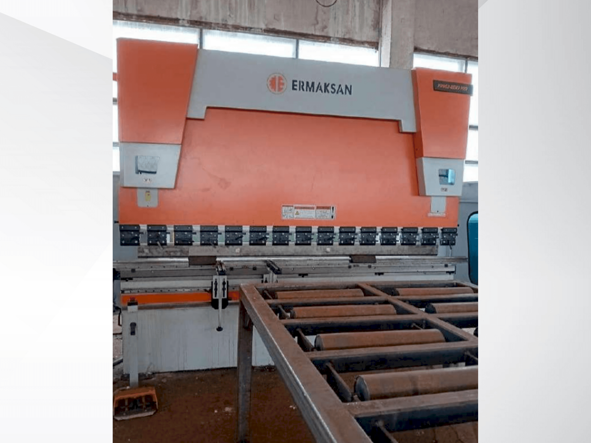 Vooraanzicht  van ERMAKSAN POWER BEND PRO 3100-175  machine