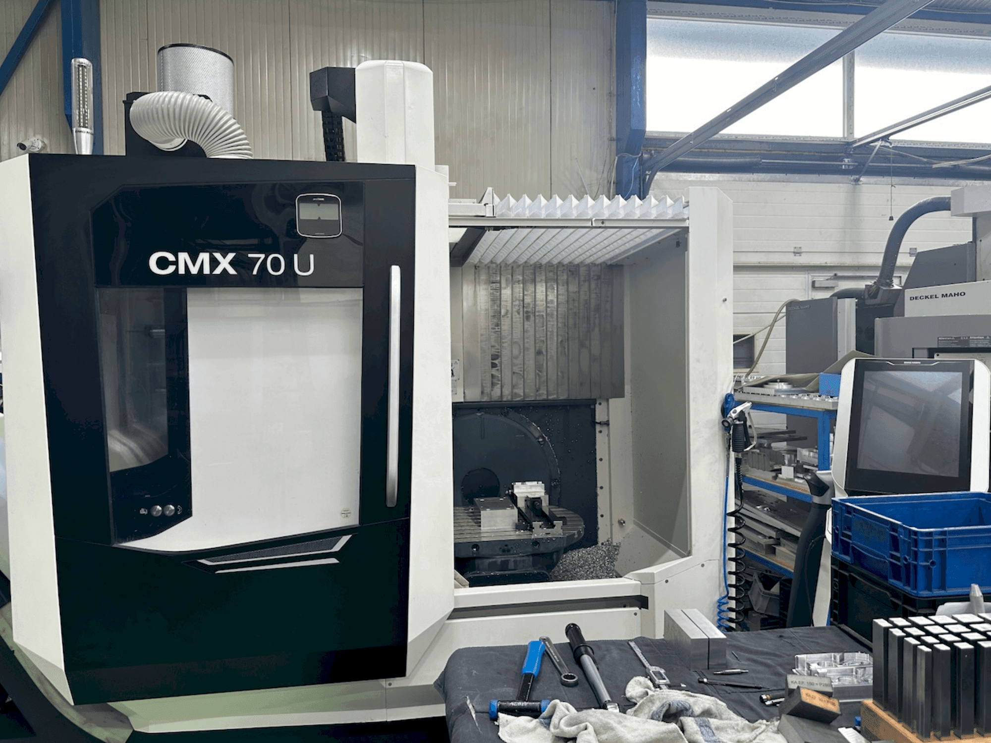 Vooraanzicht  van DMG MORI CMX 70 U  machine