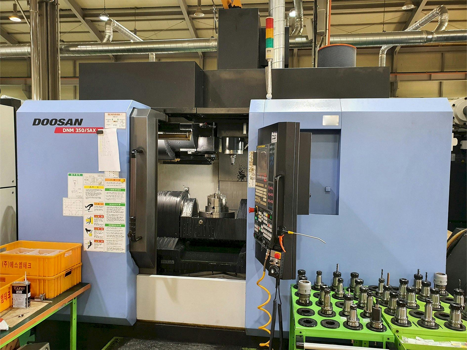 Vooraanzicht  van Doosan DNM350/5AX  machine