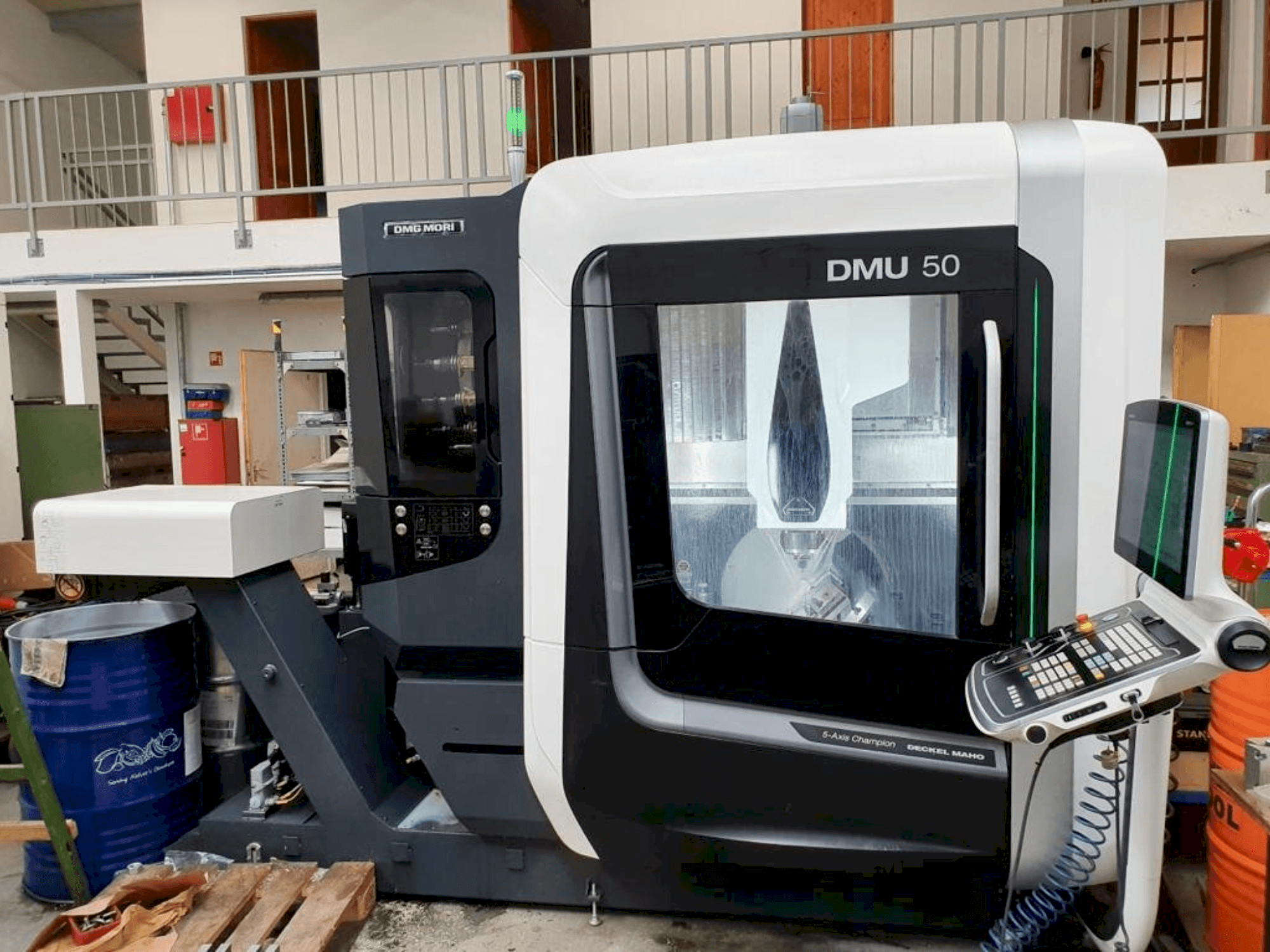 Vooraanzicht  van DMG MORI DMU 50  machine