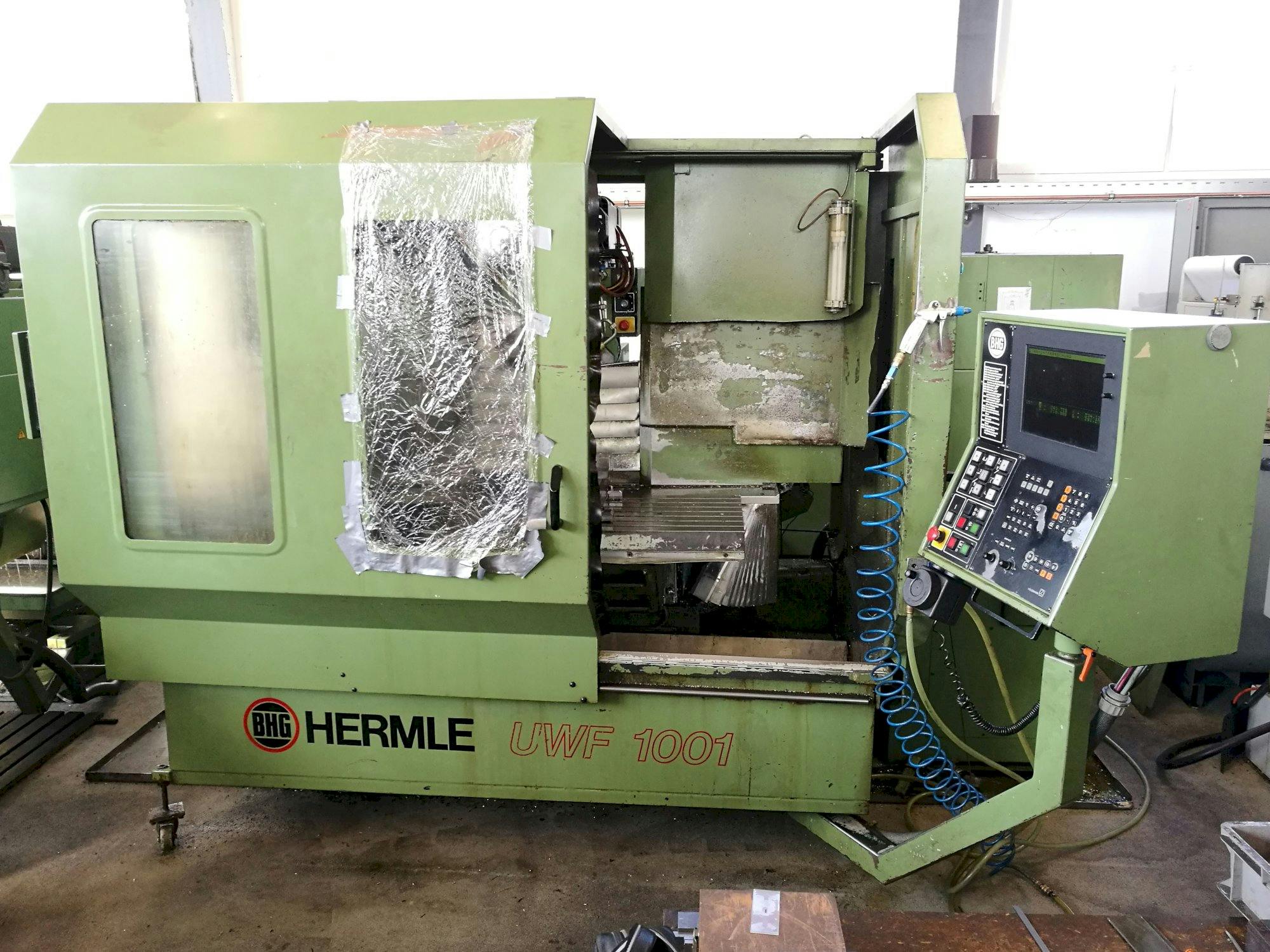 Vooraanzicht  van HERMLE UWF 1001 machine