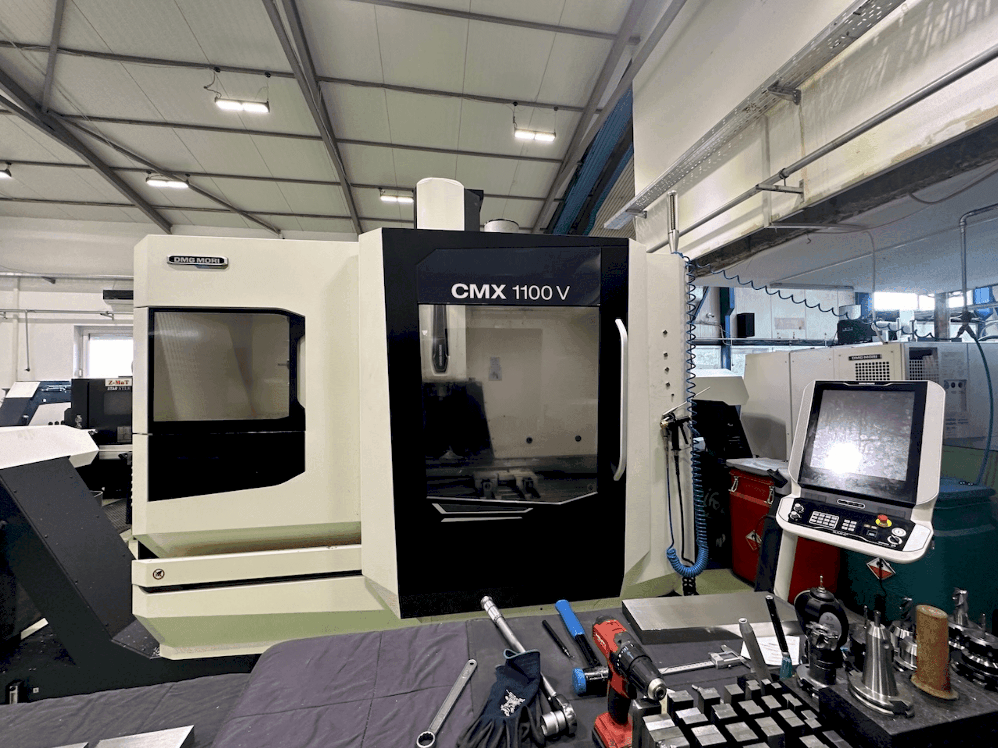 Vooraanzicht  van DMG MORI CMX 1100 V  machine