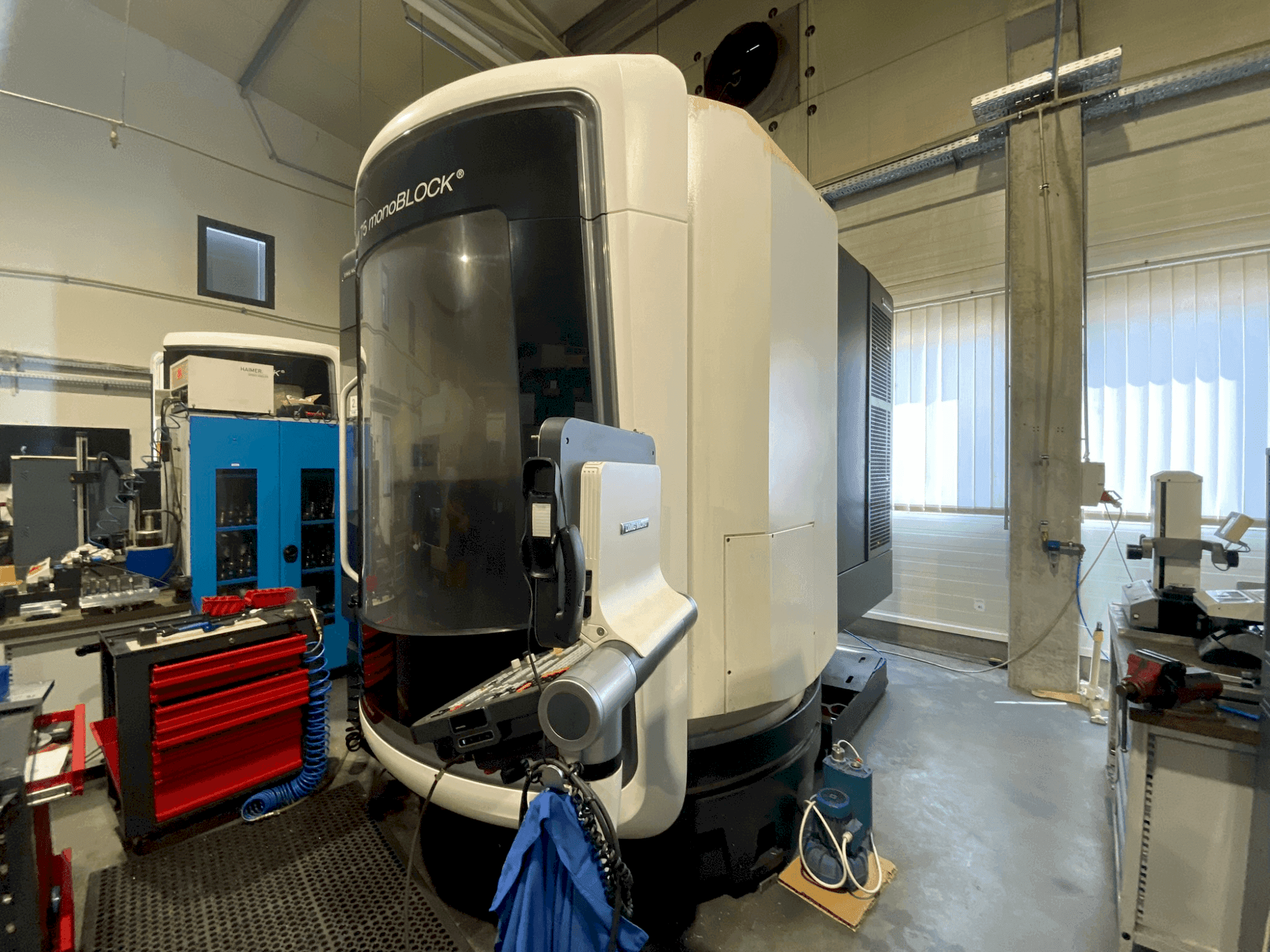 Vooraanzicht  van DMG MORI DMU 75 MonoBlock  machine