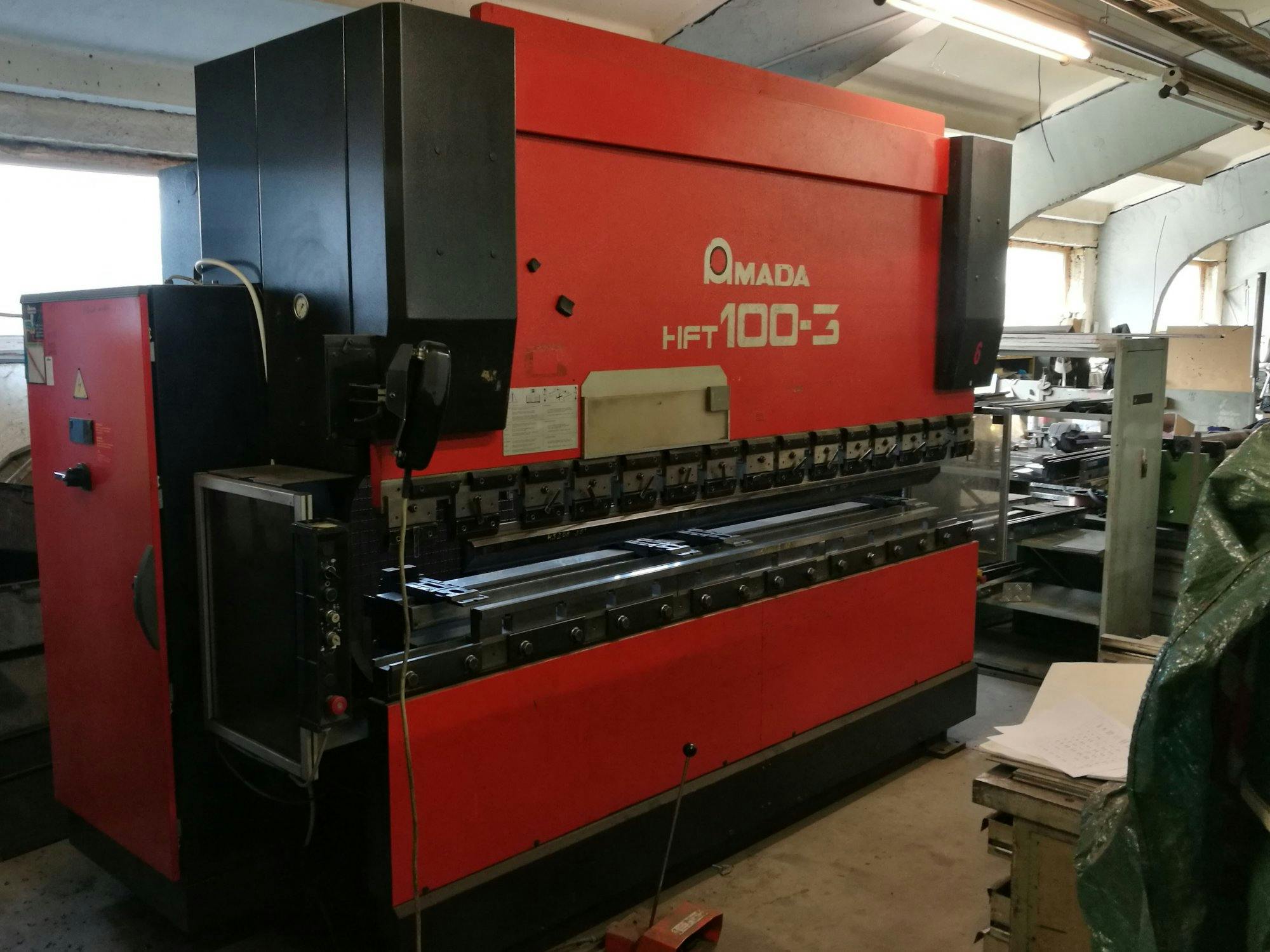 Links zicht  van AMADA HFT 100-3 machine