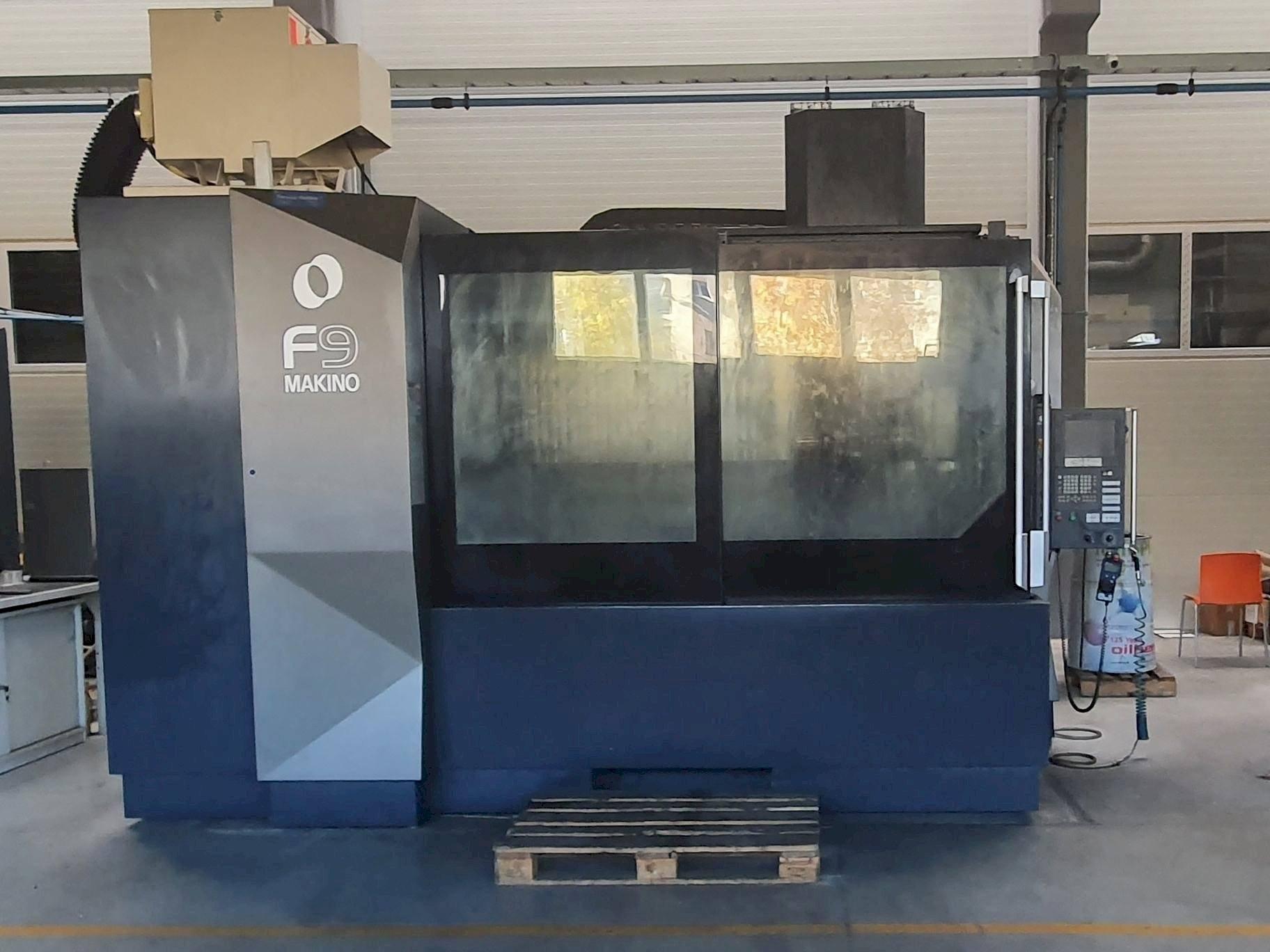 Vooraanzicht  van Makino F9  machine