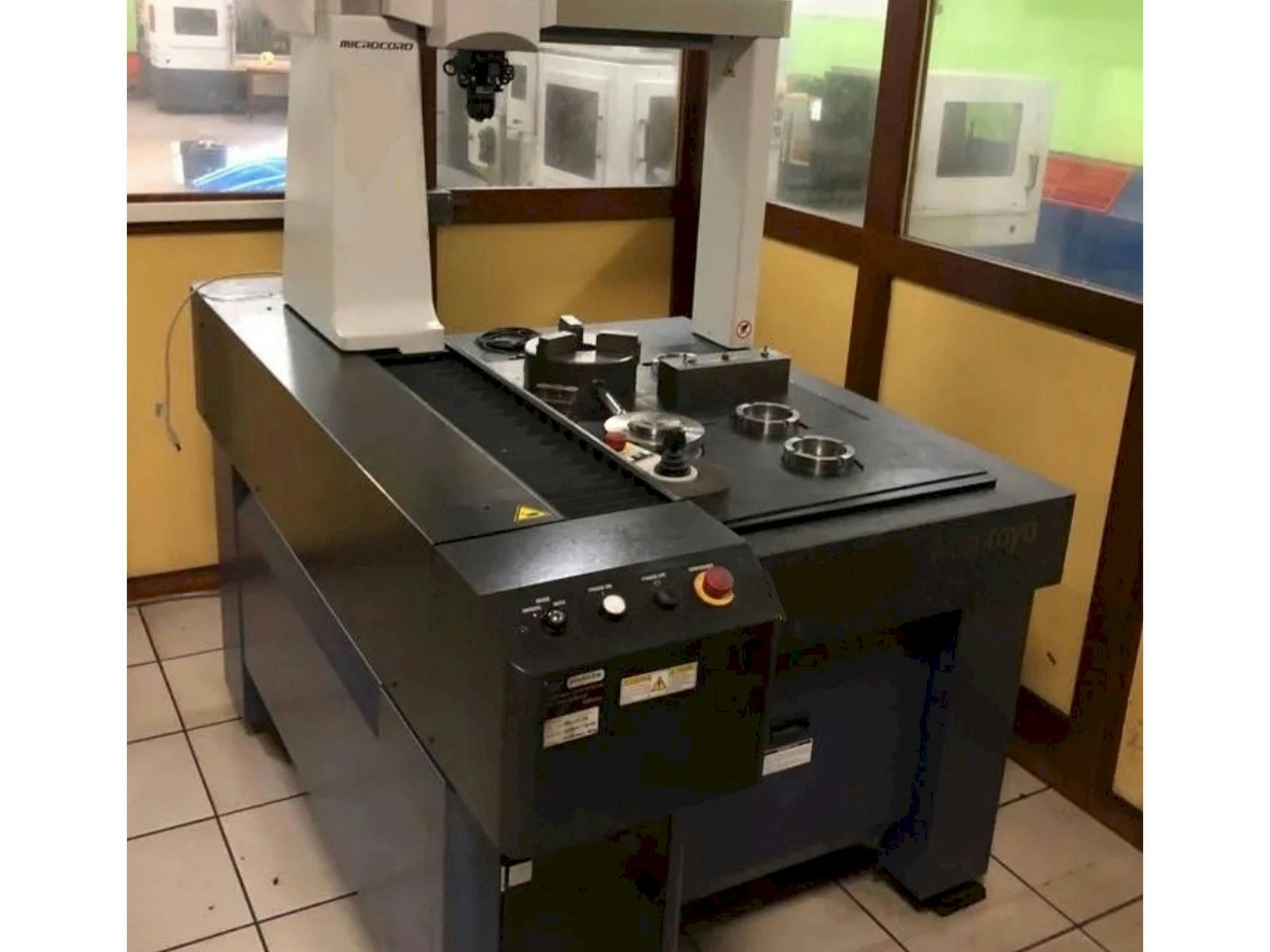 Vooraanzicht  van Mitutoyo CRYSTA-APEX S574  machine