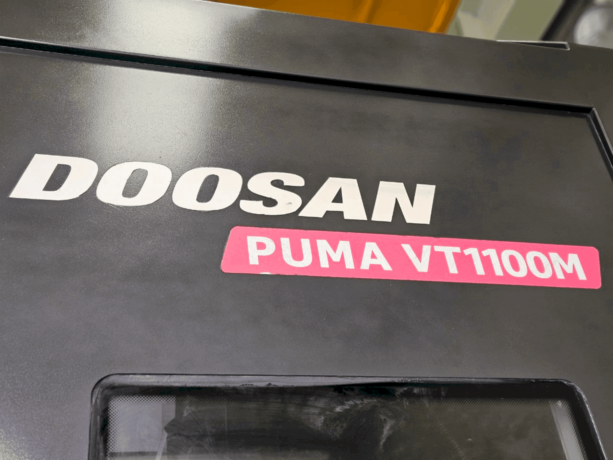 Vooraanzicht  van DOOSAN VT1100M  machine