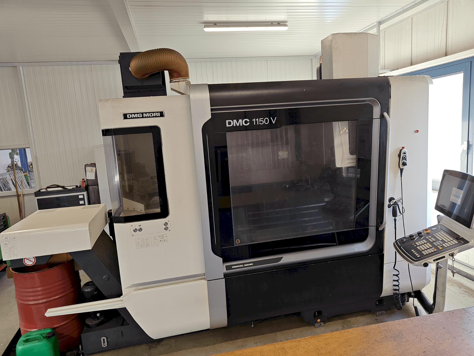 Vooraanzicht  van DMG MORI DMC 1150 V  machine