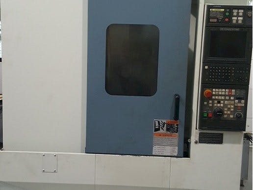 Vooraanzicht  van MORI SEIKI Accumill 4000  machine