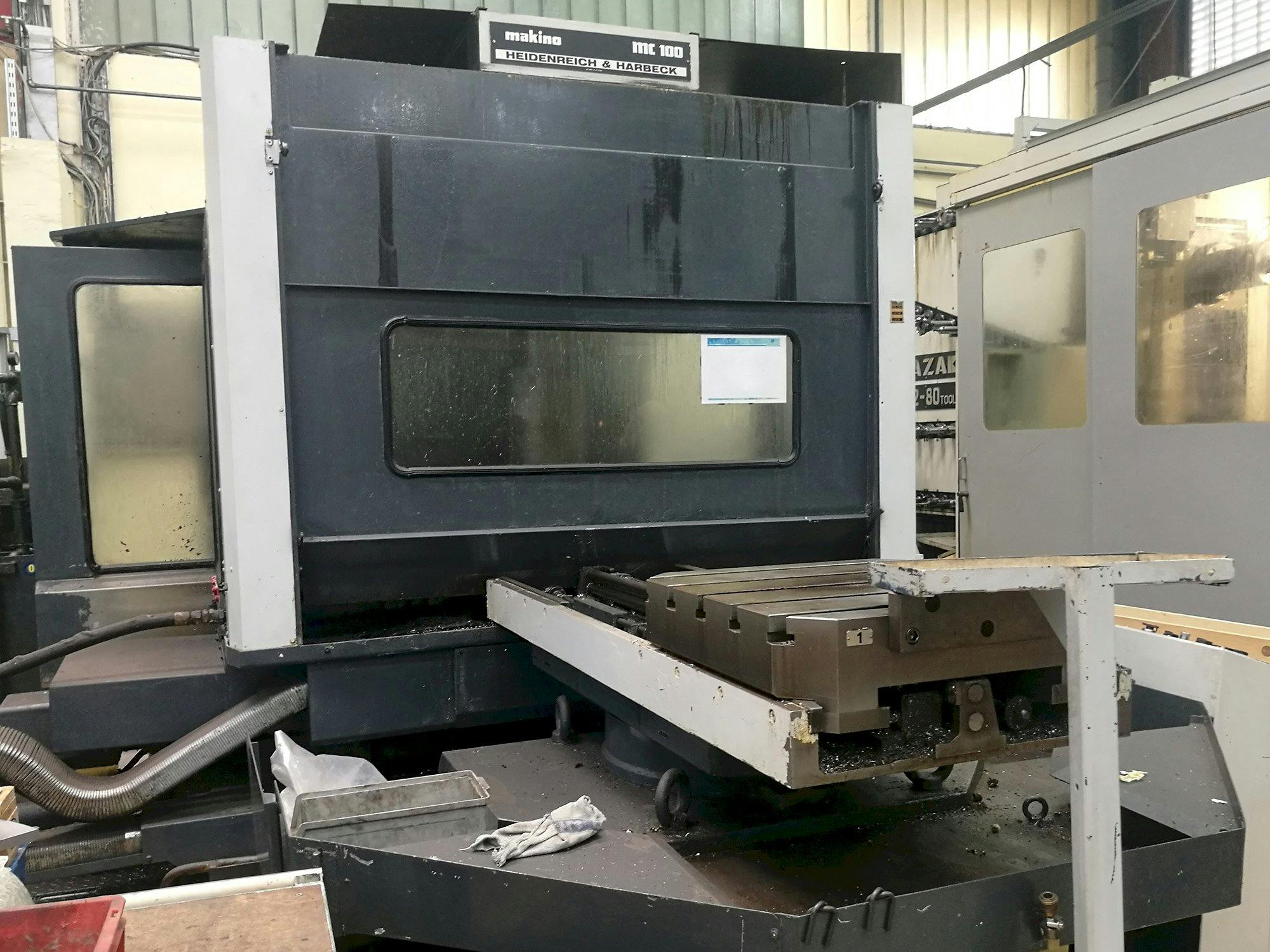 Links zicht  van Makino MC 100 machine