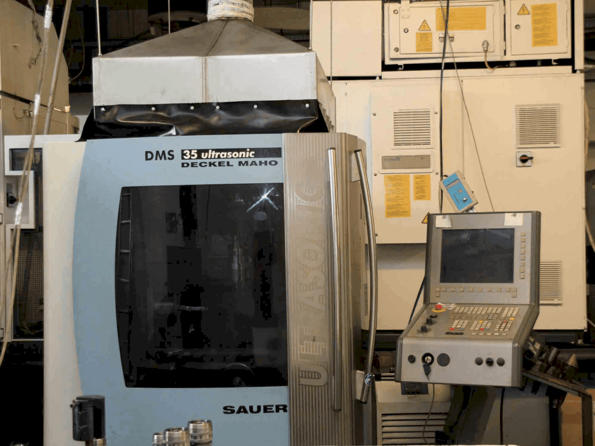 Vooraanzicht  van DMG MORI DMS 35 Ultrasonic  machine