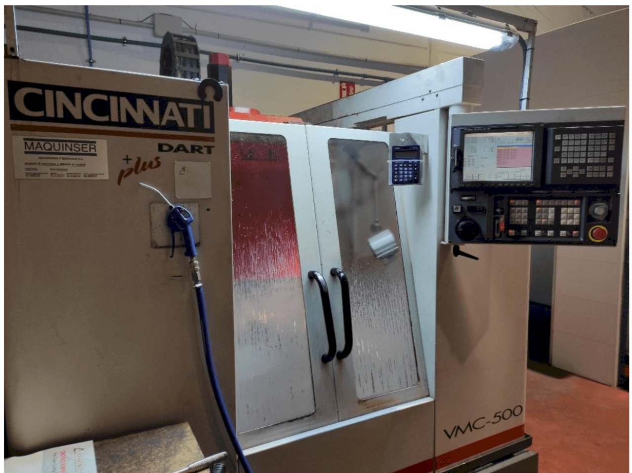 Vooraanzicht  van Cincinnati Dart Plus VMC-500  machine