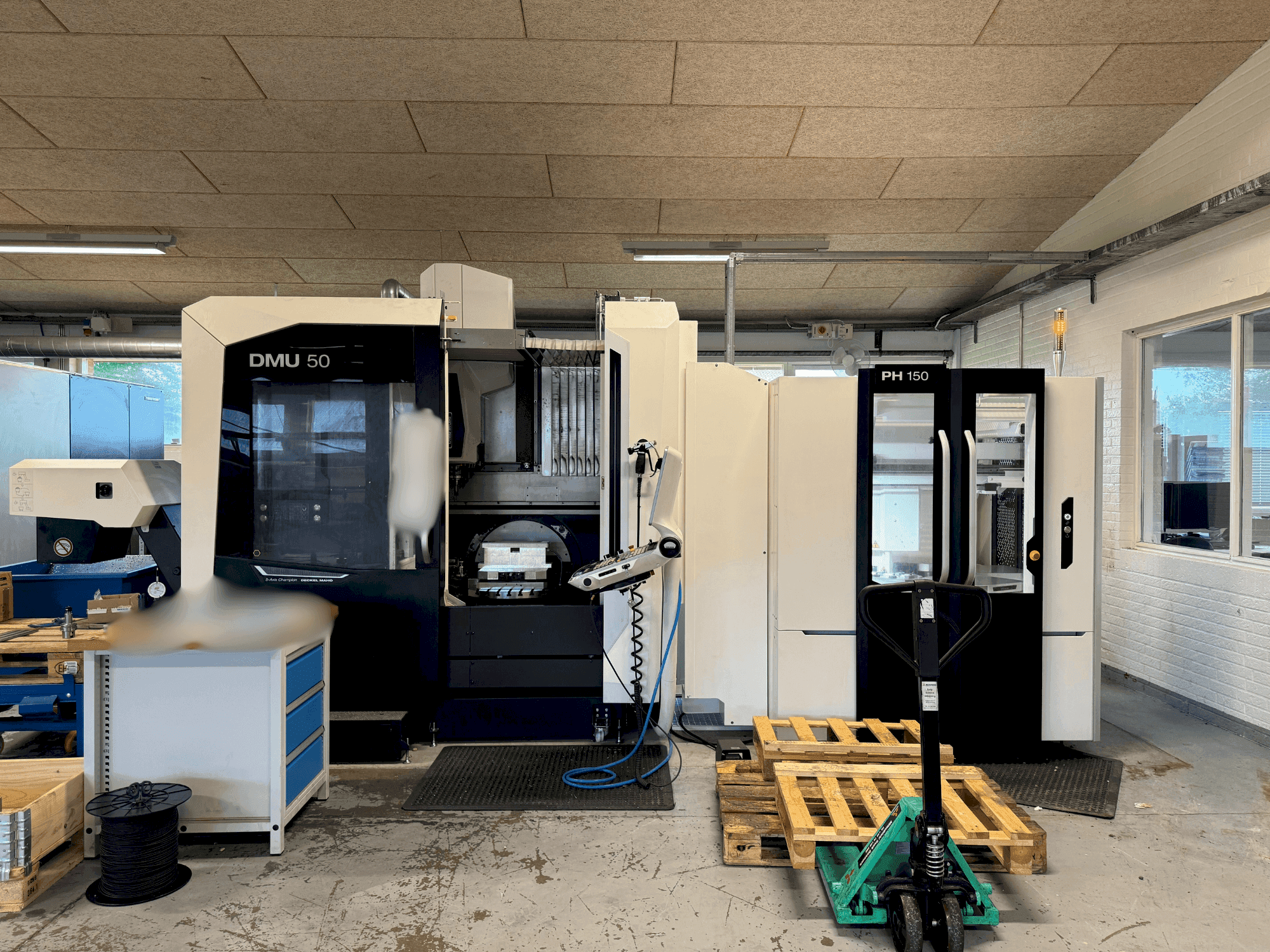 Vooraanzicht  van DMG MORI DMU 50 + PH 150  machine