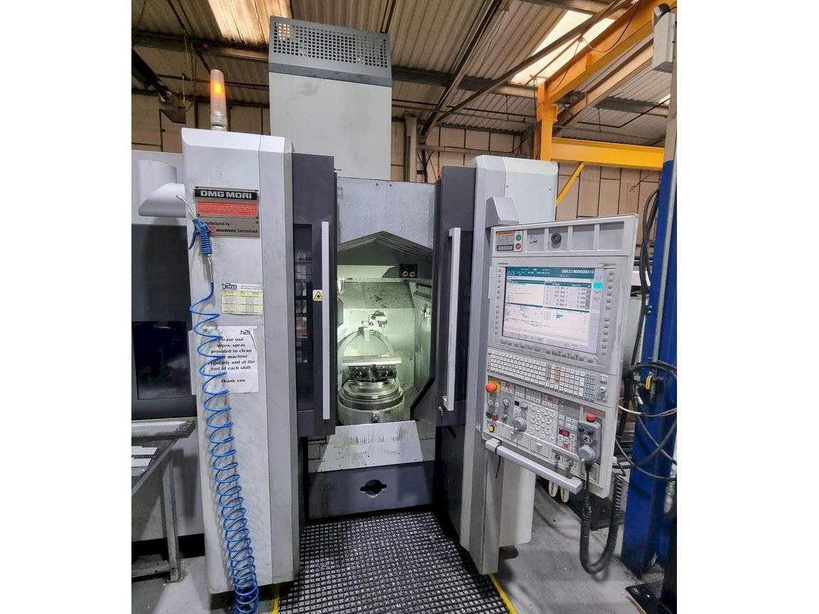 Vooraanzicht  van DMG MORI NMV3000 DCG  machine