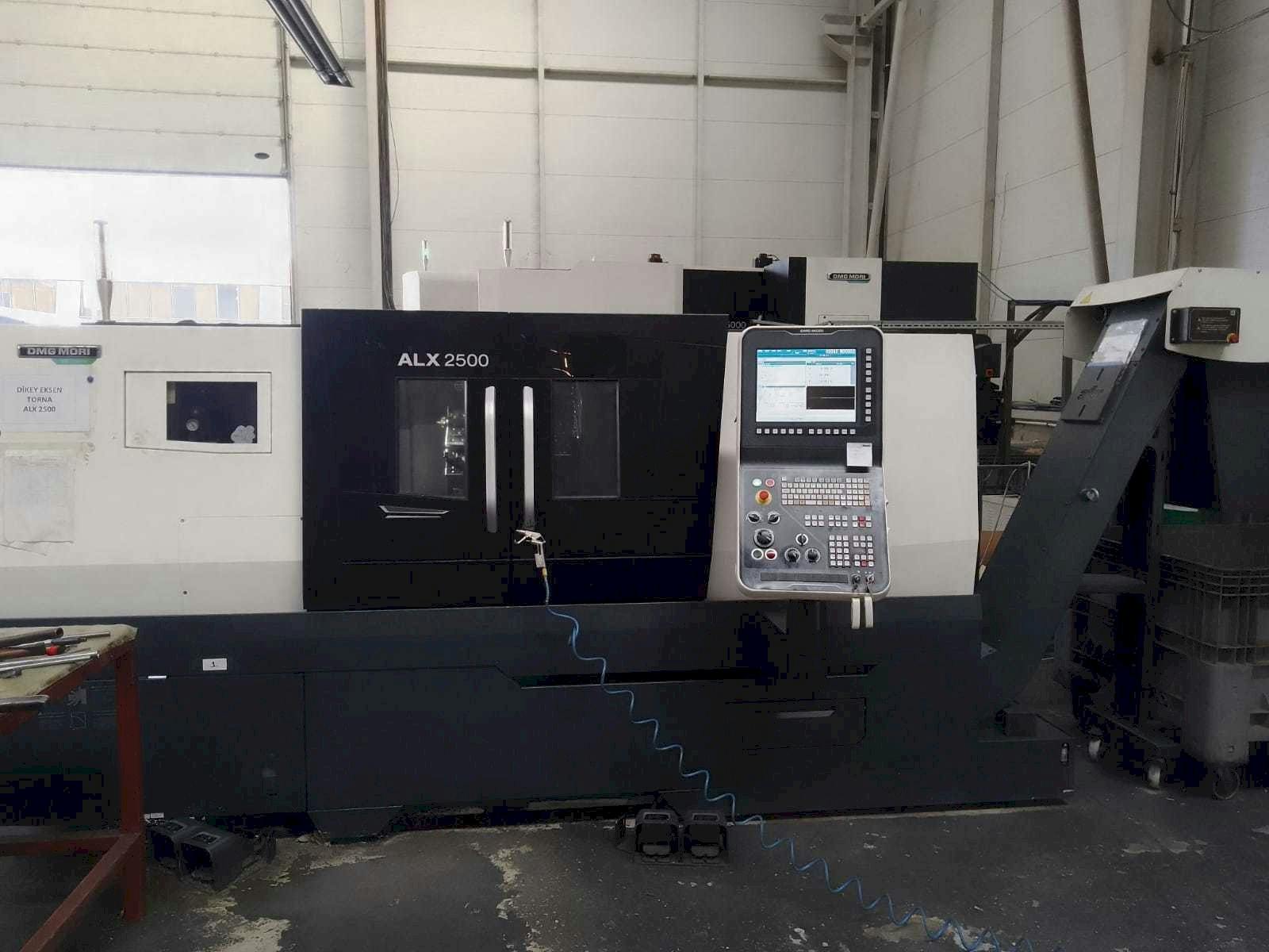 Vooraanzicht  van DMG MORI ALX 2500  machine