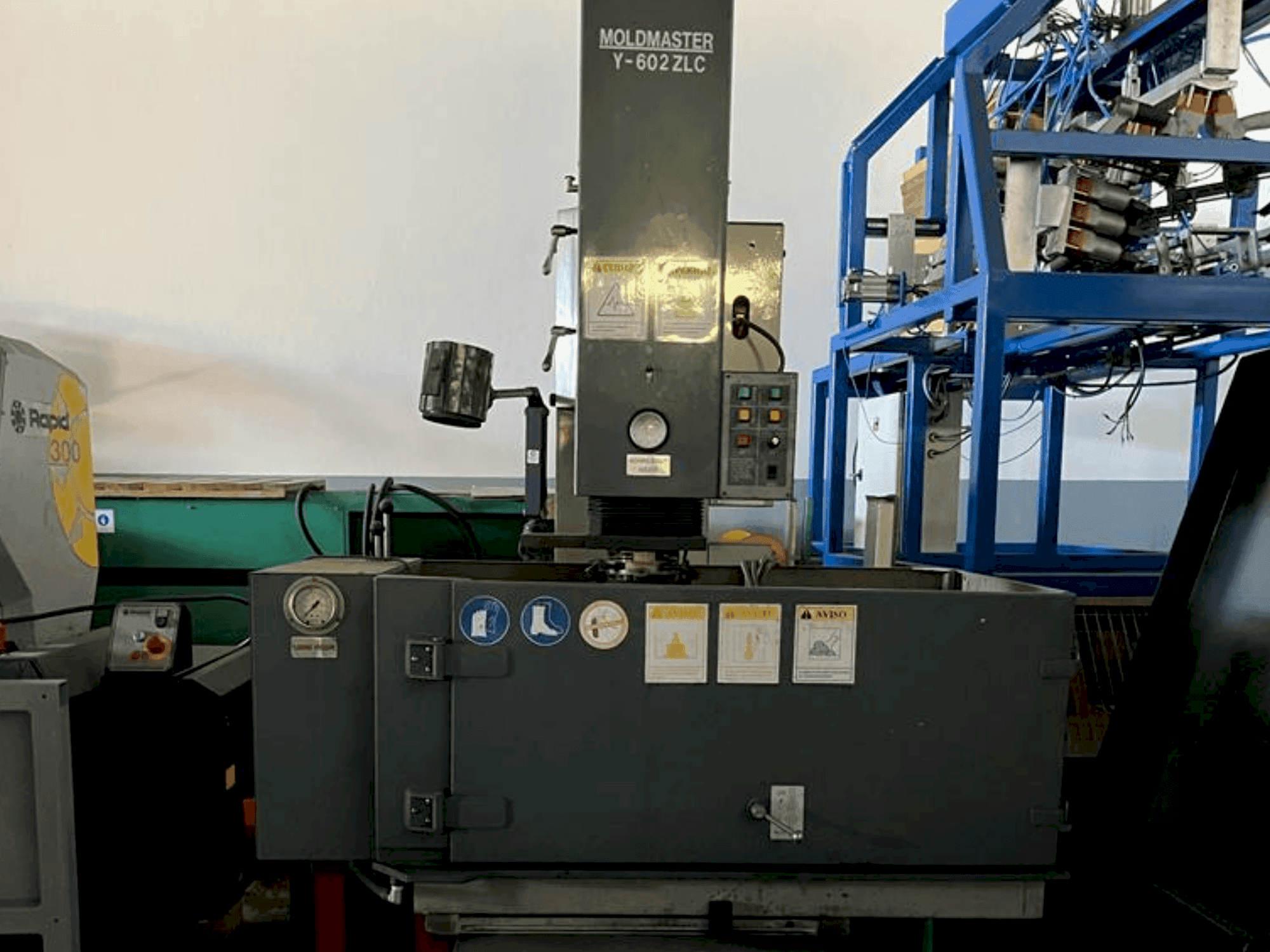 Vooraanzicht  van MOLDMASTER Y-602 ZLC  machine