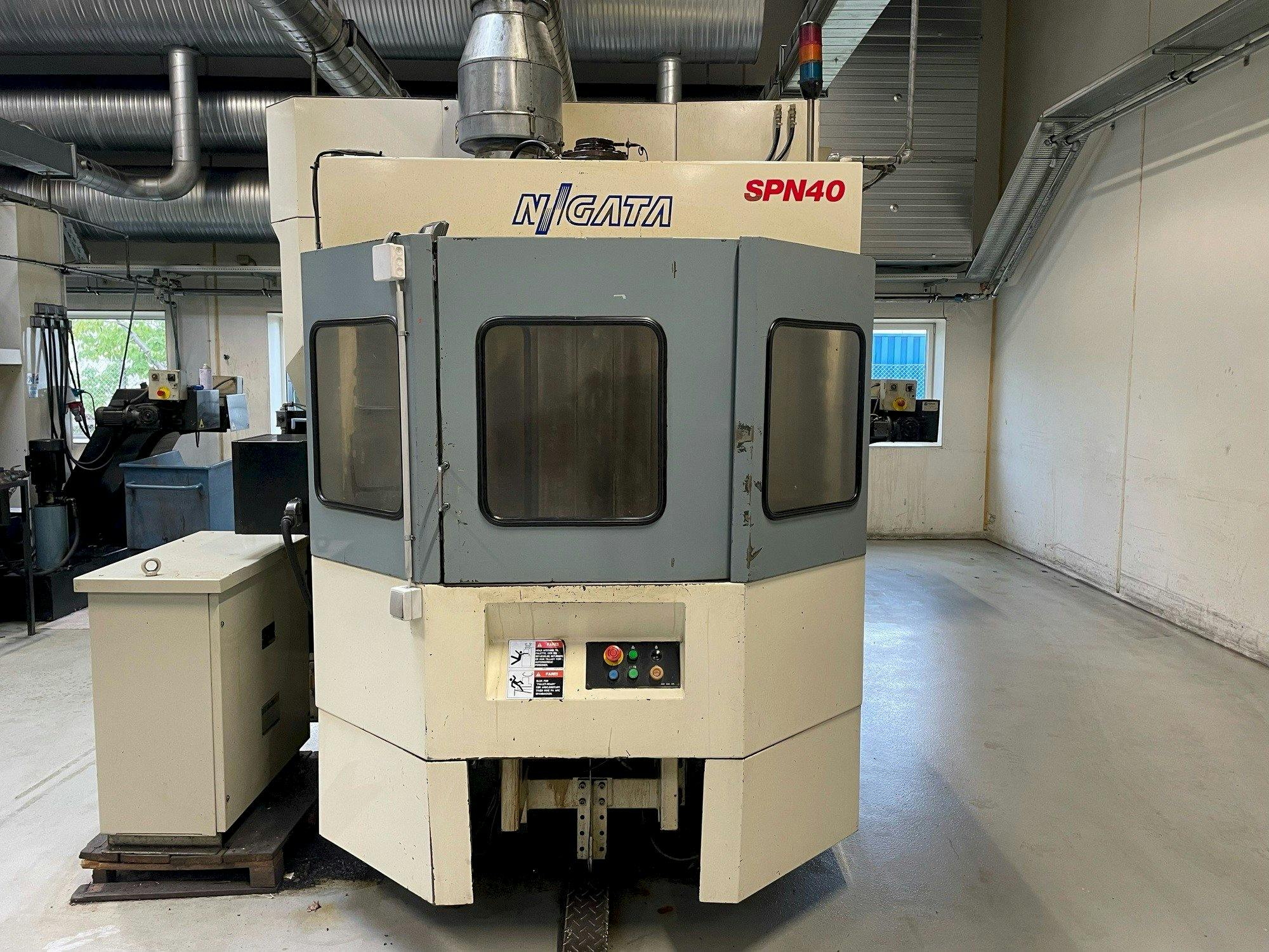 Vooraanzicht  van Niigata SPN 40  machine