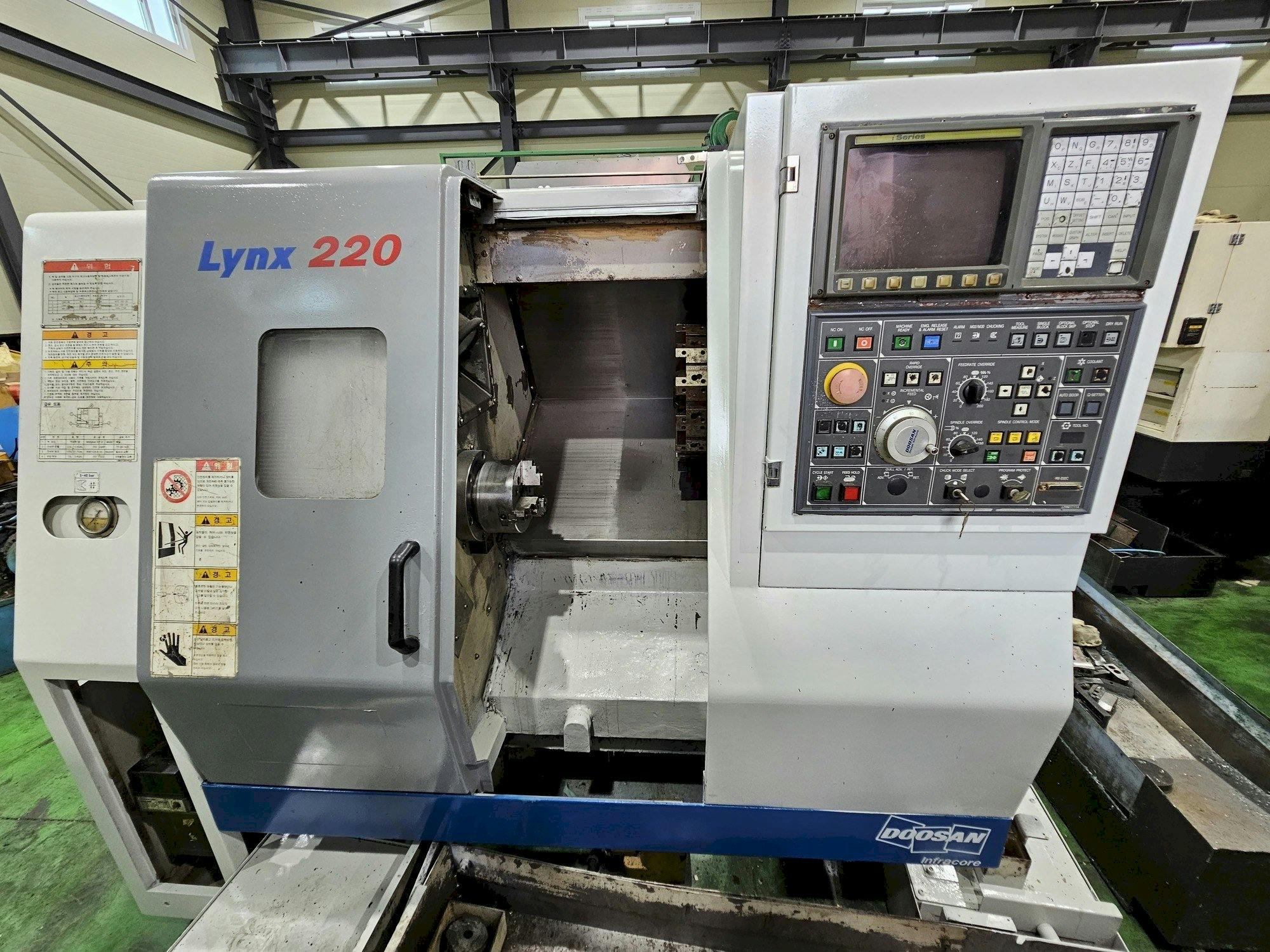 Vooraanzicht  van Doosan Lynx 220A  machine