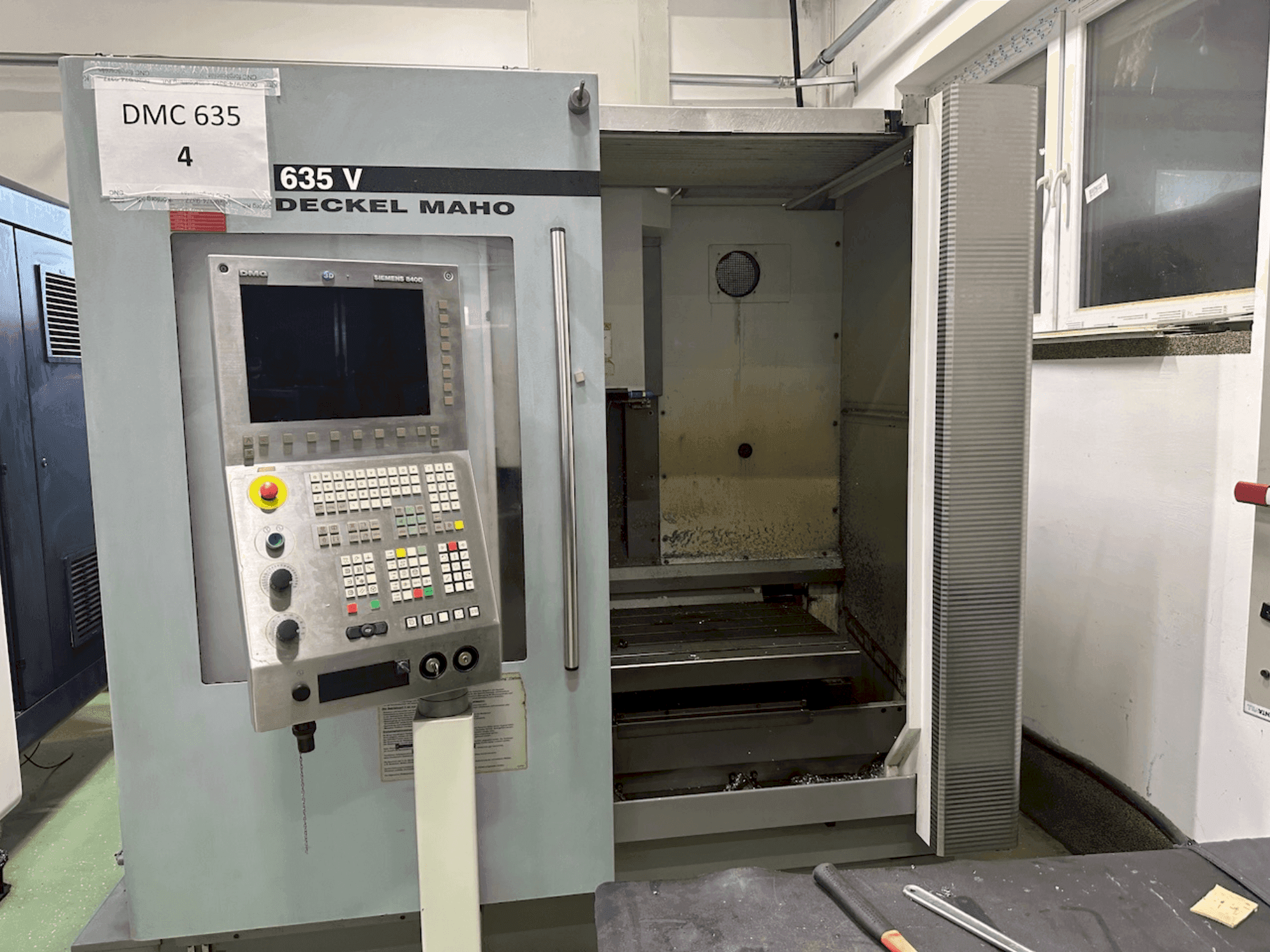 Vooraanzicht  van DECKEL MAHO DMC 635 V  machine