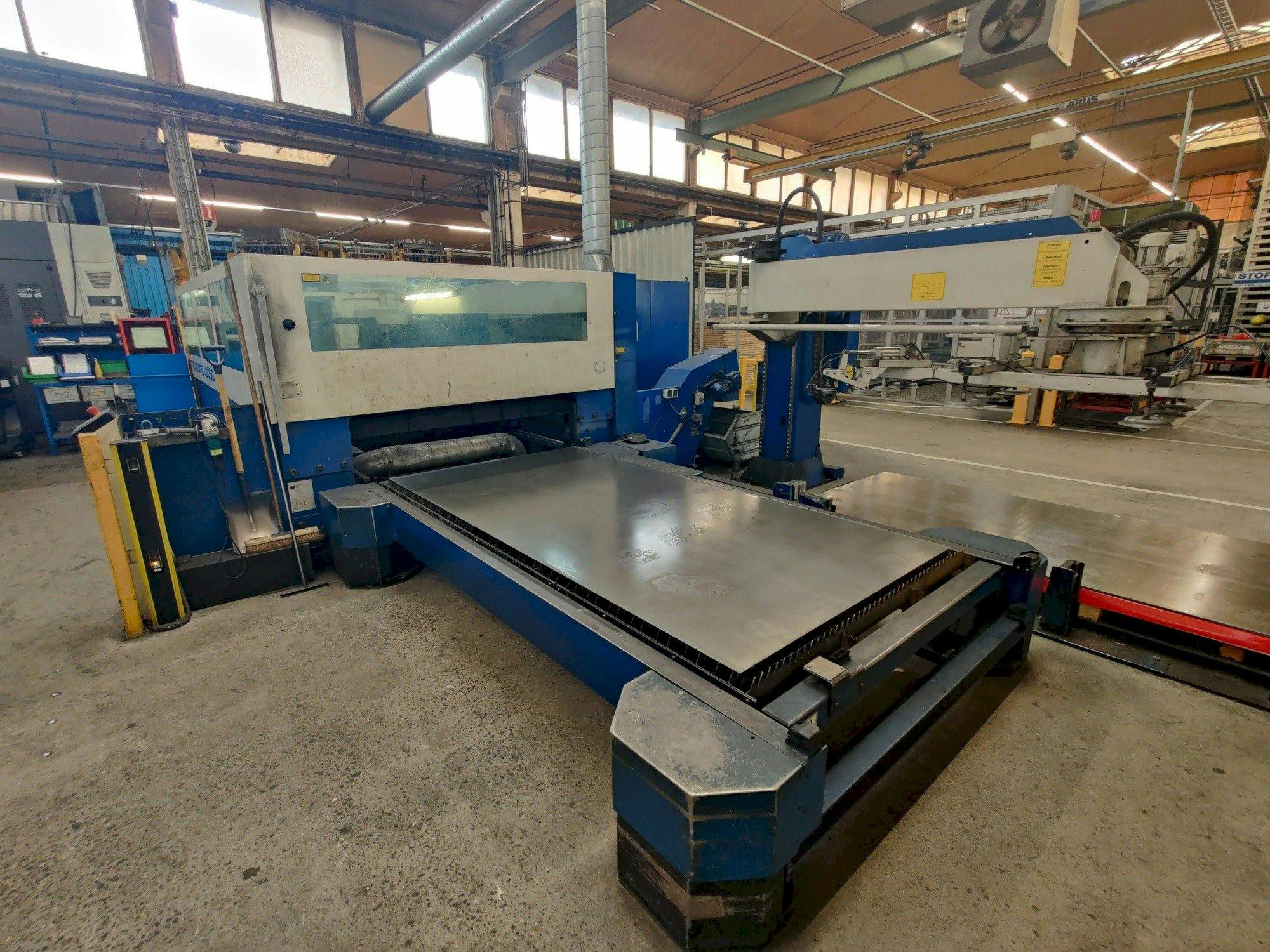 Vooraanzicht  van Trumpf Trumatic L3050  machine