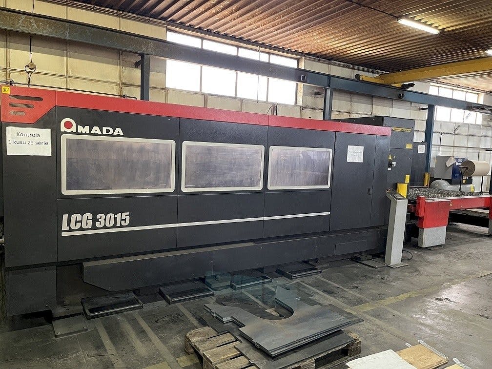 Vooraanzicht  van AMADA LCG 3015  machine