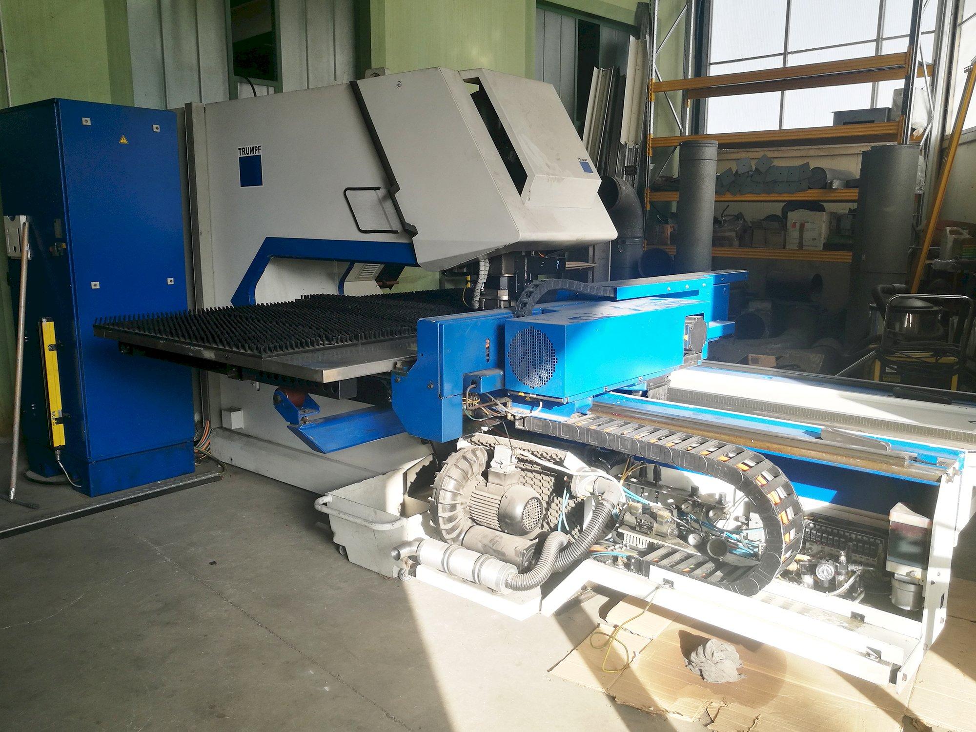 Links zicht  van Trumpf Trumatic 2000R machine