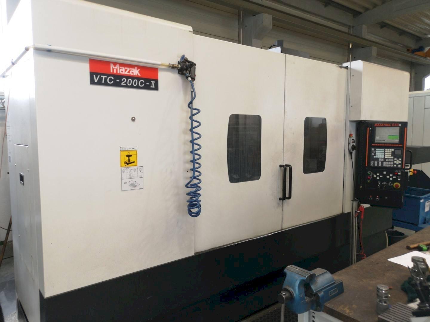 Vooraanzicht  van Mazak VTC200C-II  machine