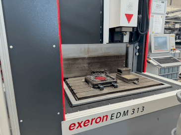 Vooraanzicht  van Exeron EDM 313  machine