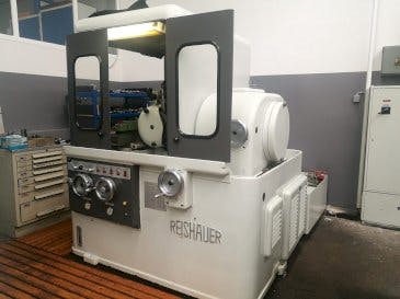 Vooraanzicht  van Reishauer NZA  machine